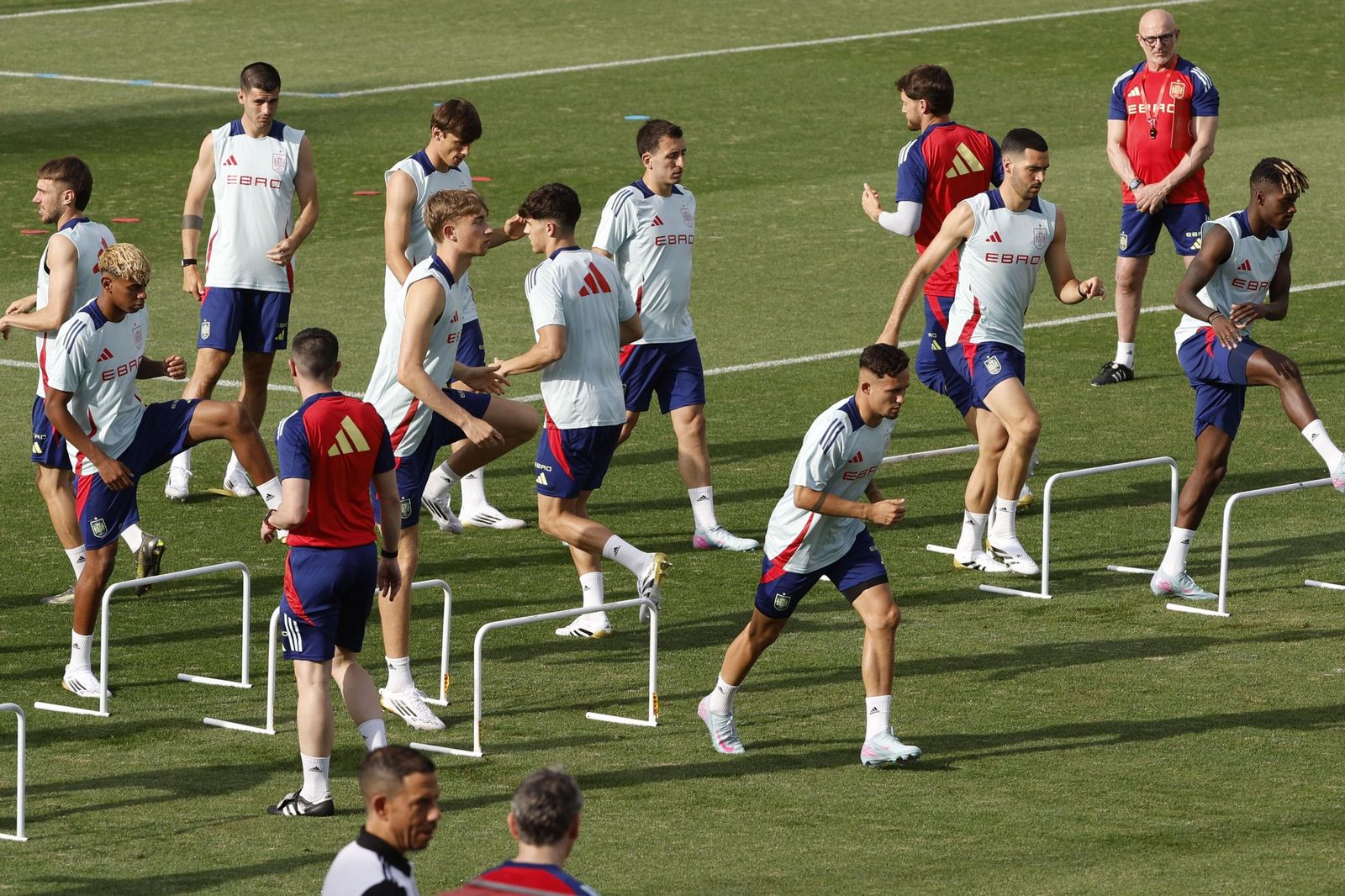 Dean Huijsen sonríe con España mientras espera a Isco