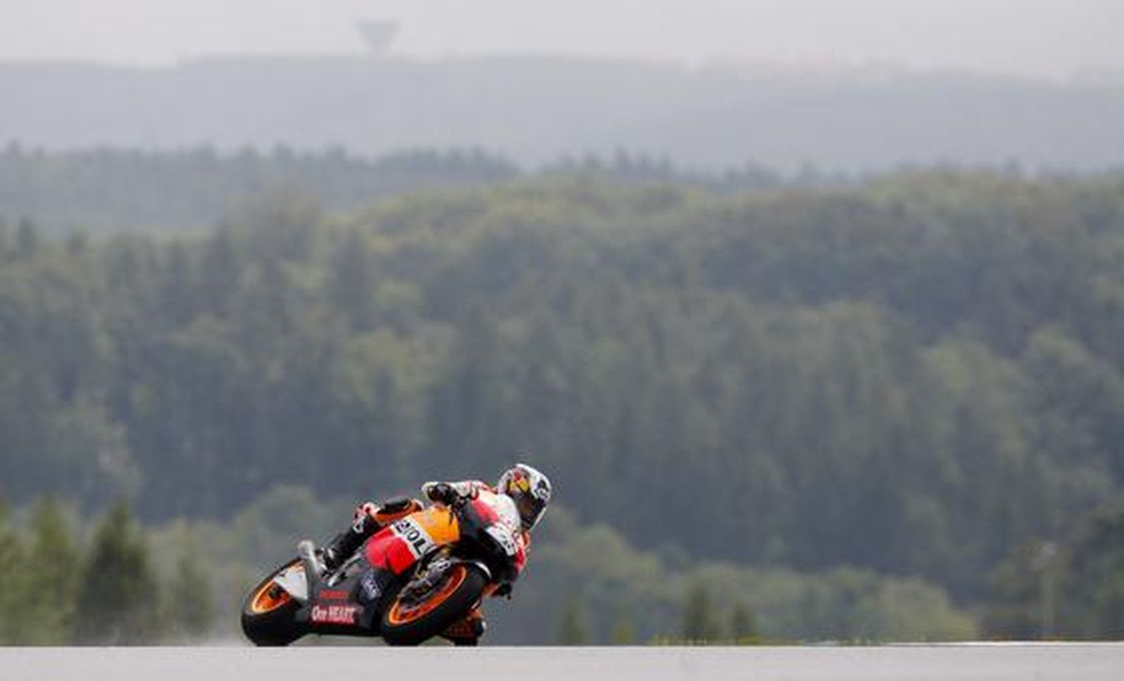 Stoner vence en Brno y acrecienta su ventaja al frente del Mundial. / EFE