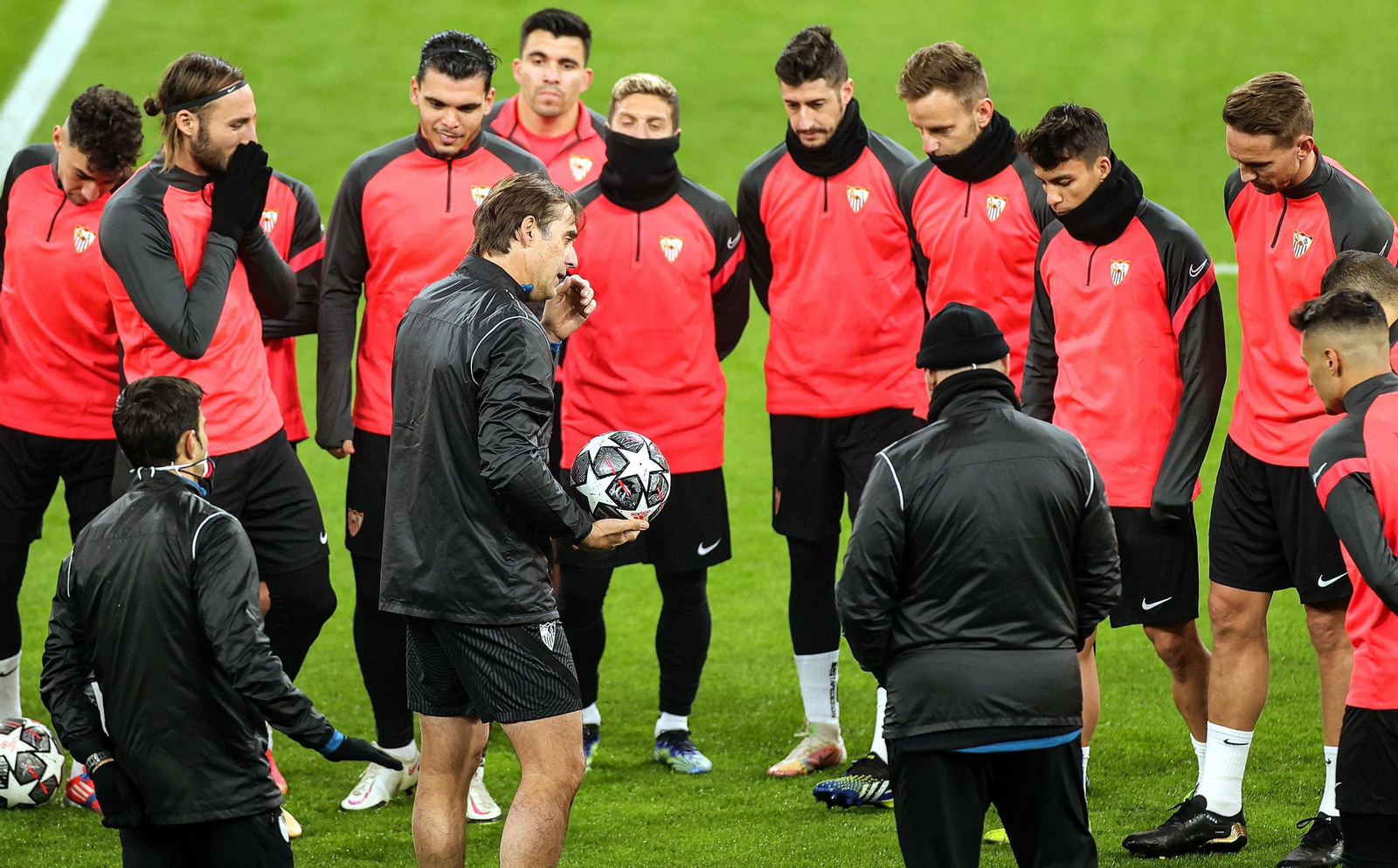 Julen Lopetegui arenga a sus futbolistas en el Wesfalenstadion.
