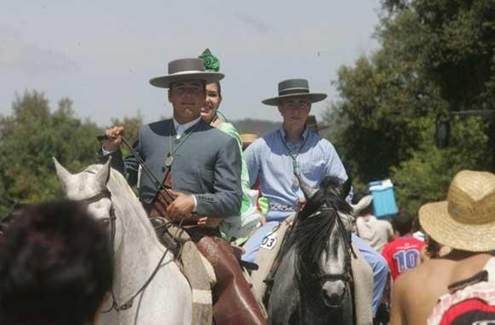 El almuerzo campestre marca la jornada en la Montera del Torero. La hermandad agradece la cada vez mayor afluencia de personas a la misa en honor al patrón./Fotos:José María Quiñones