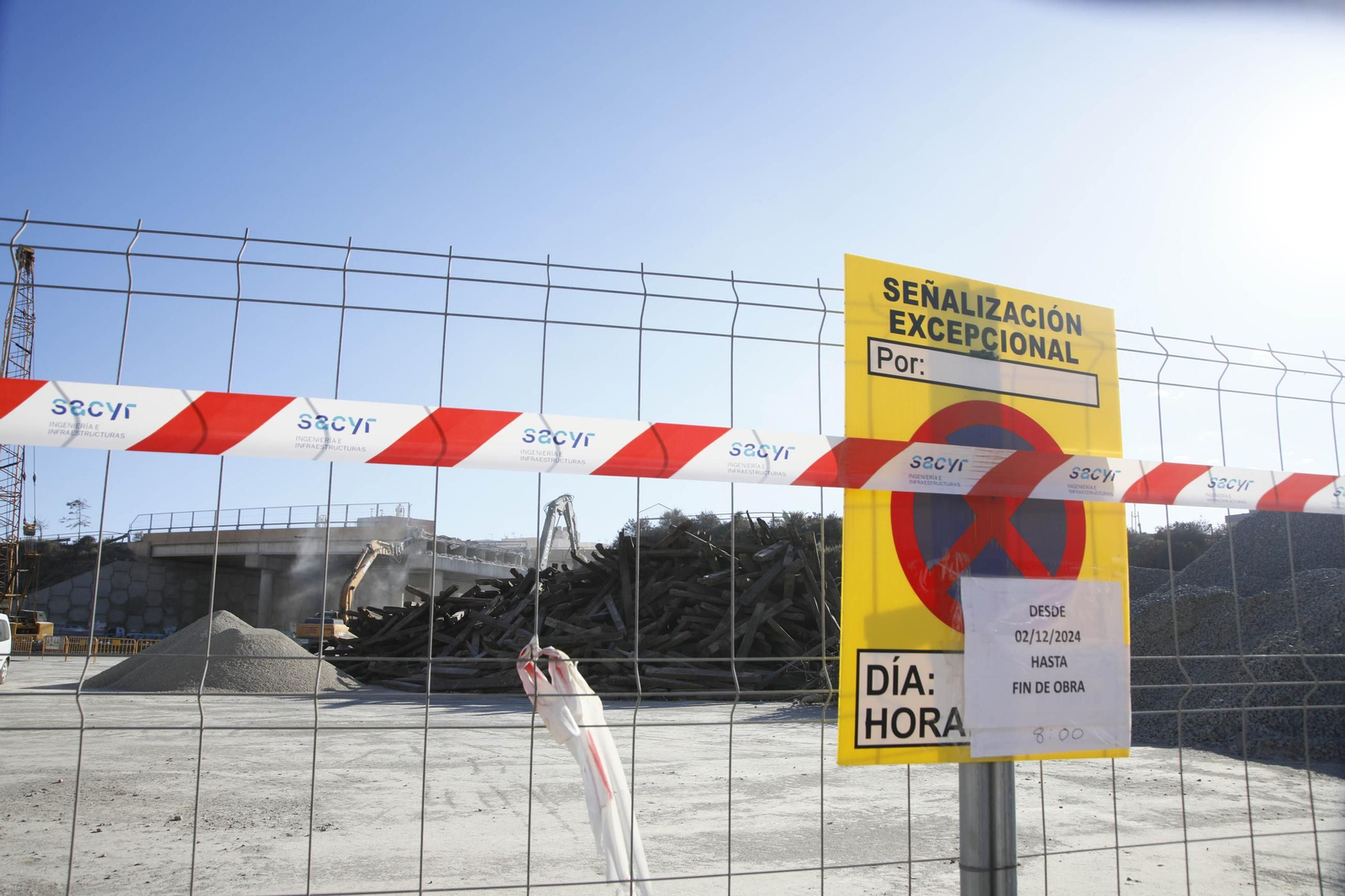 Las mejores imágenes del derribo en el puente de la autovía del aeropuerto y el túnel de La Goleta