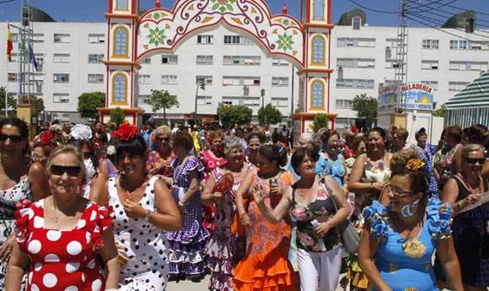 Ni el calor ni la posible resaca de la noche impidieron que las mujeres, ataviadas con sus trajes reglamentarios, llenaran el recinto ferial  Foto: Rioja-Nuria Reina