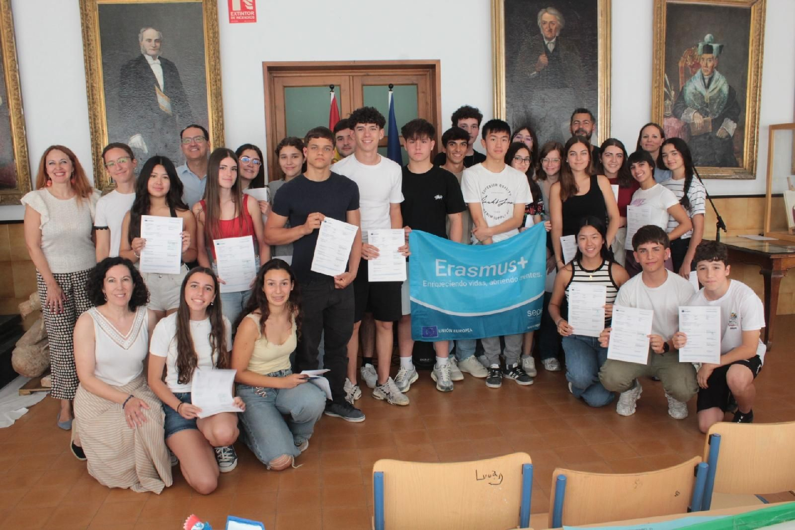 Docentes y alumnos, tras recibir su documento Europass. Docentes y alumnos, tras recibir su documento Europass.
