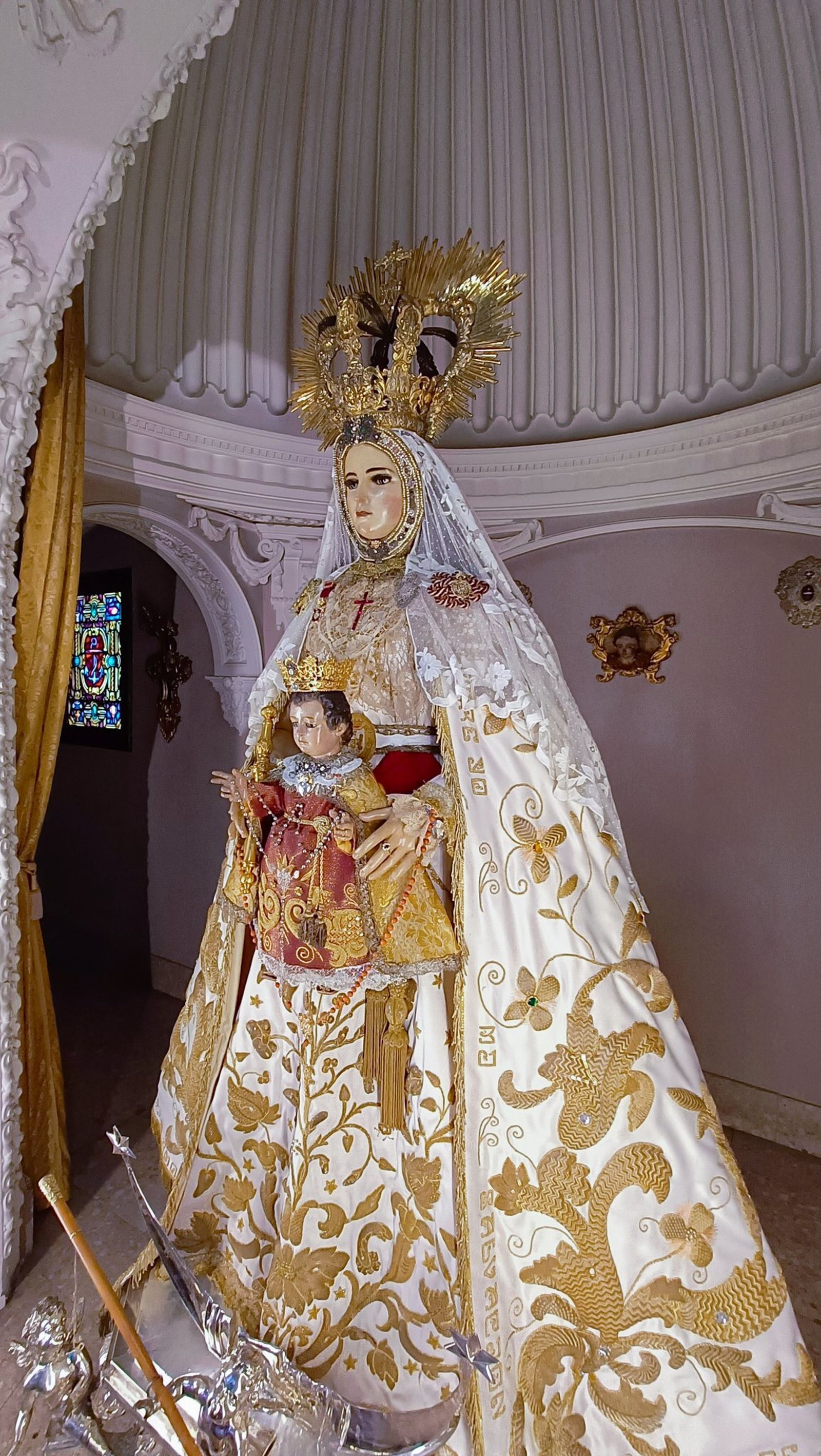 La Patrona de Cádiz, dispuesta en su camarín para la fiesta de la Candelaria.