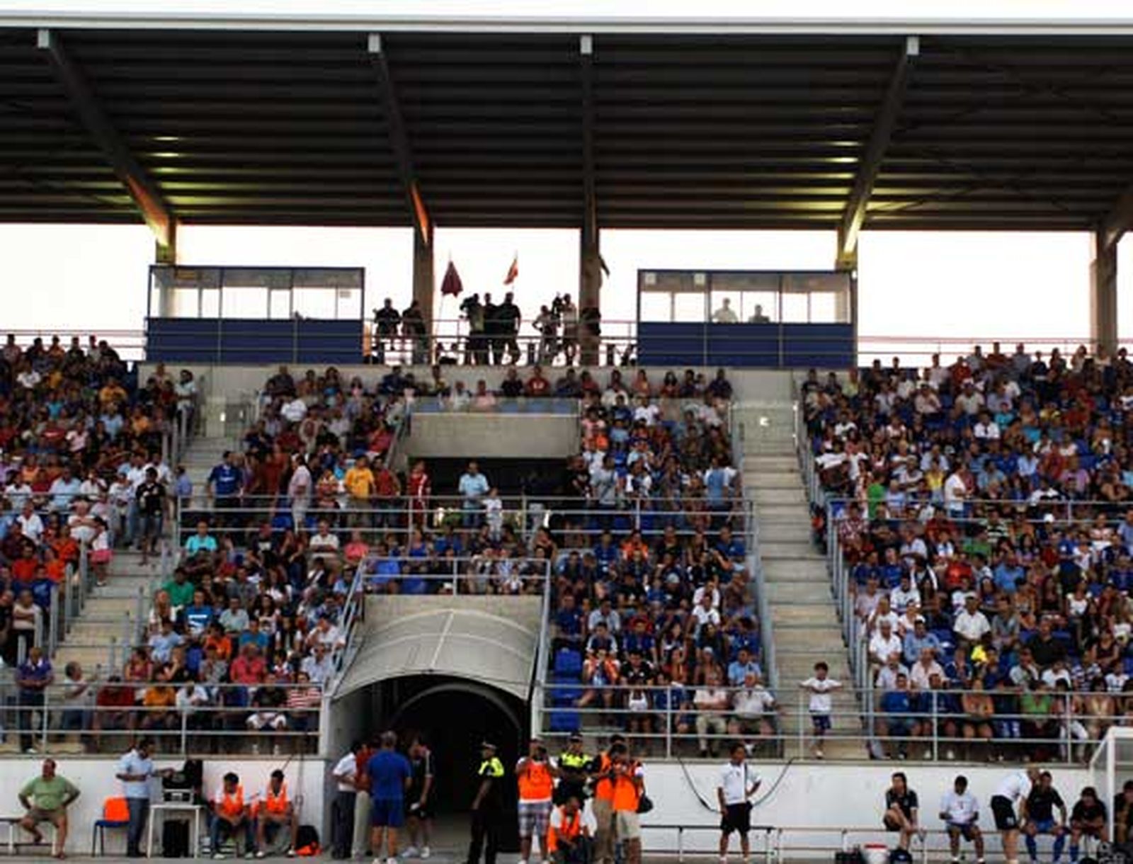 El estadio Antonio Barbadillo registró una entrada de unos 3.000 aficionados, la mayoría de ellos xerecistas

Foto: Ramon Aguilar