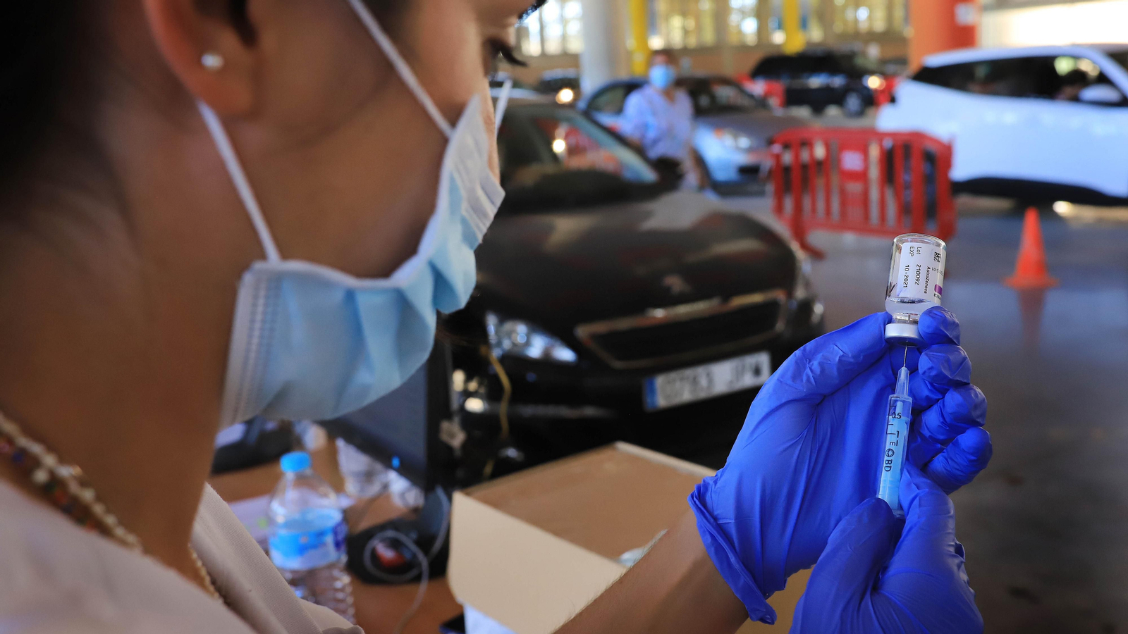 Una sanitaria, preparando una de las vacunas.
