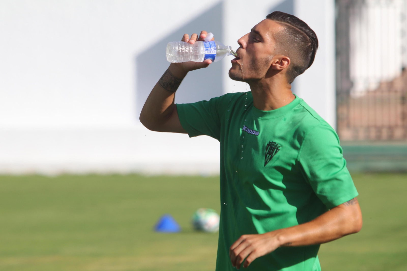 Sergi Guardiola se refresca durante un entrenamiento.
