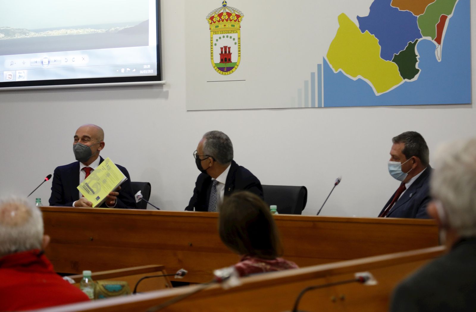 Ángel Sáez, Juan Lozano y Eduardo Briones, en la presentación de la revista.