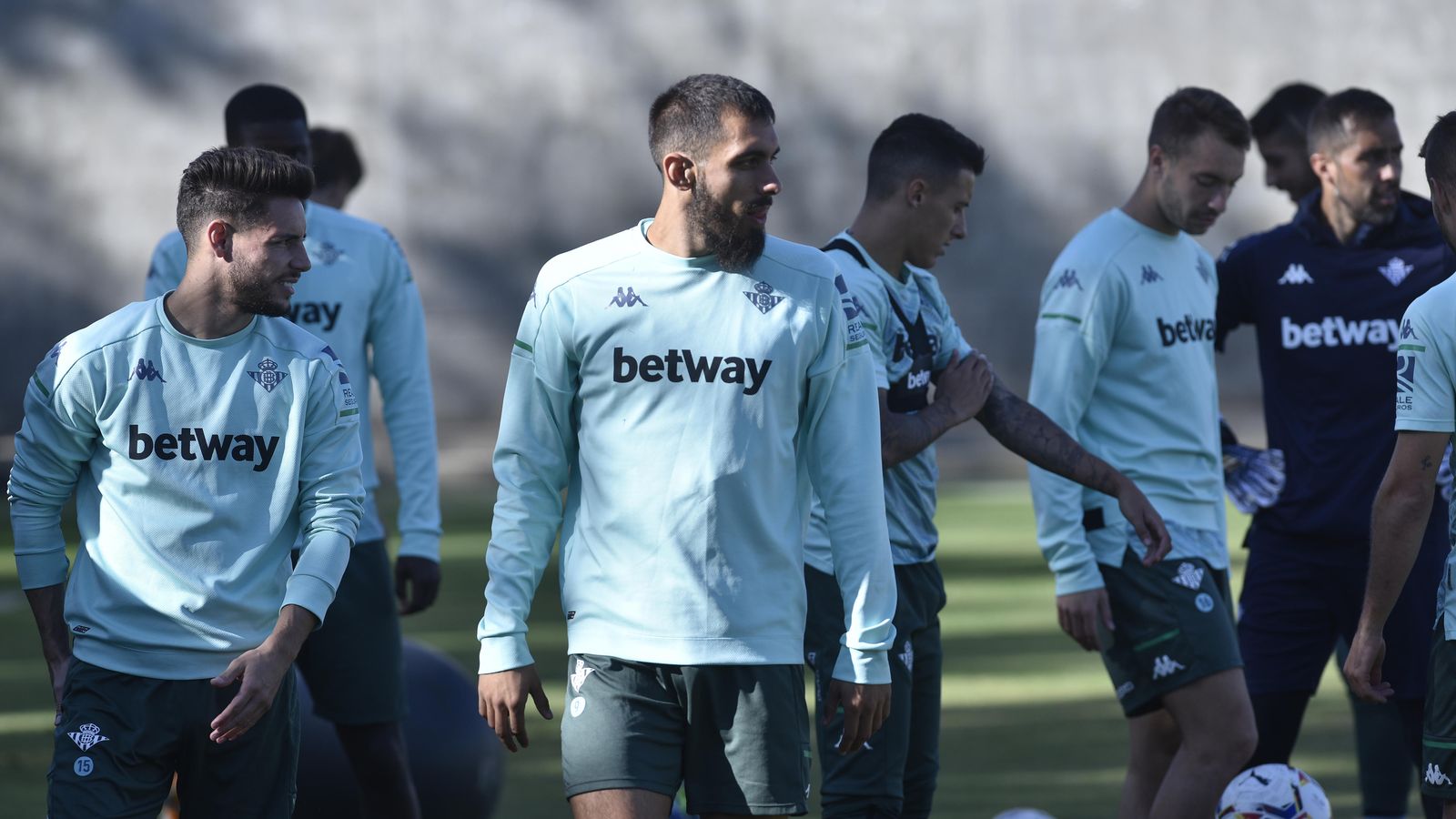 Borja Iglesias junto a Álex Moreno.