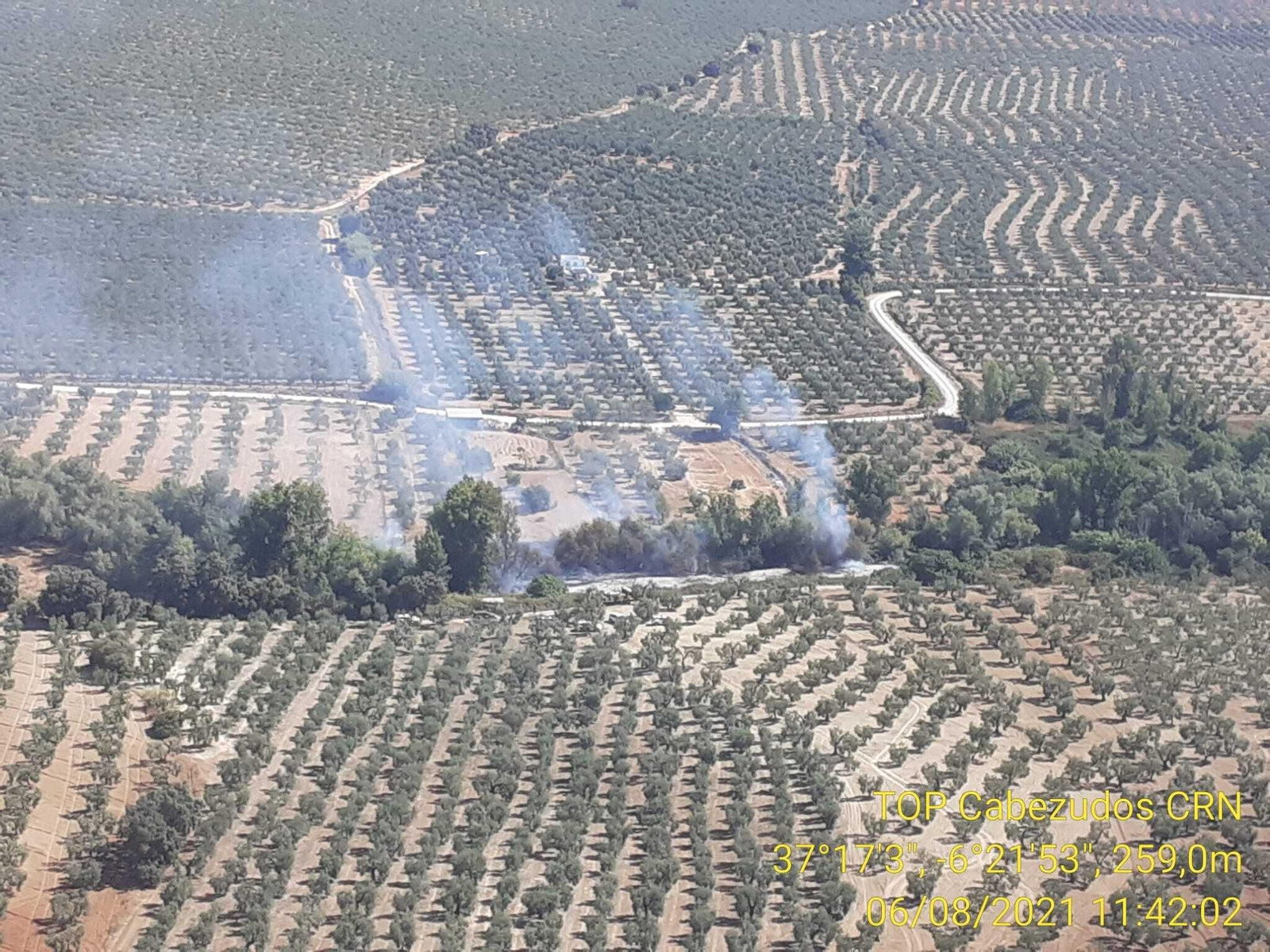 Vista aérea del fuego en el Arroyo del Algarve, en el término hinojero.