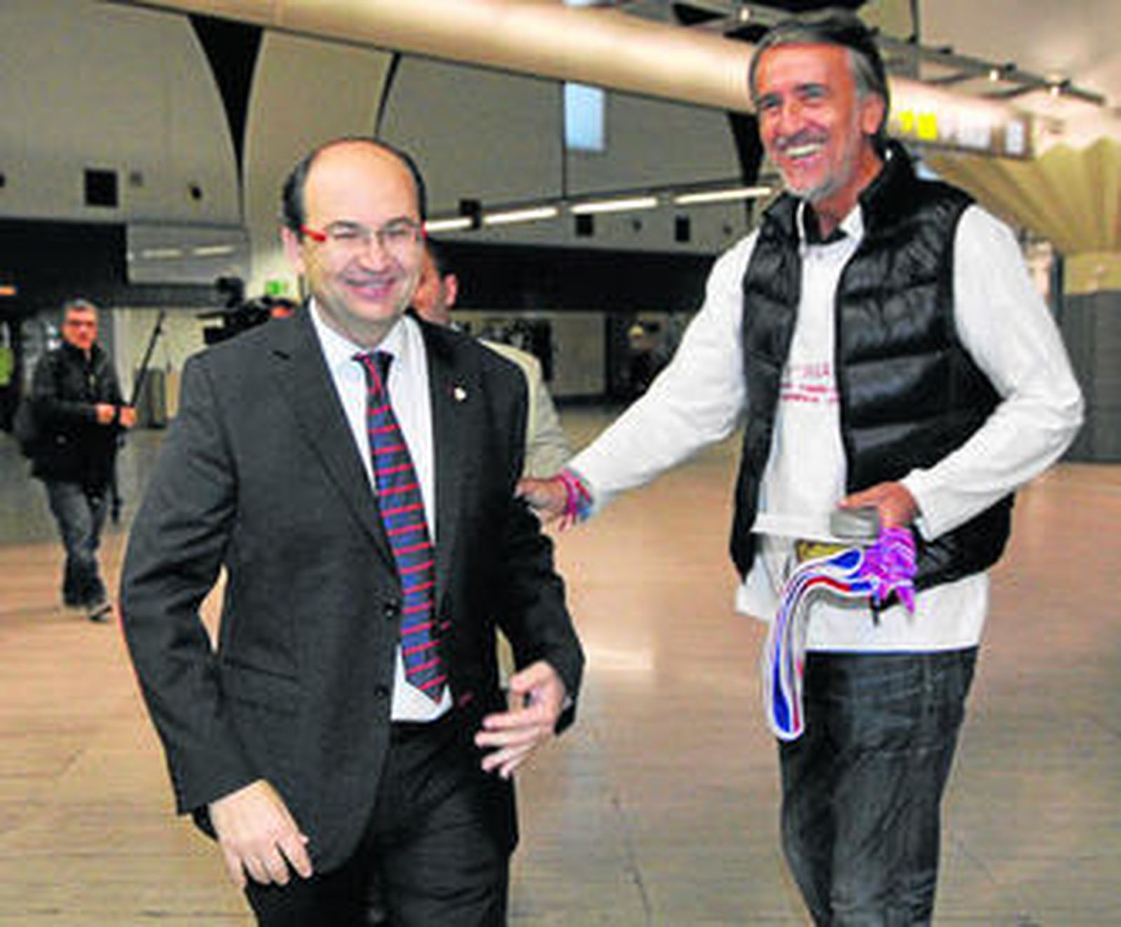 Un aficionado se dirige a José Castro durante el viaje a Oporto.