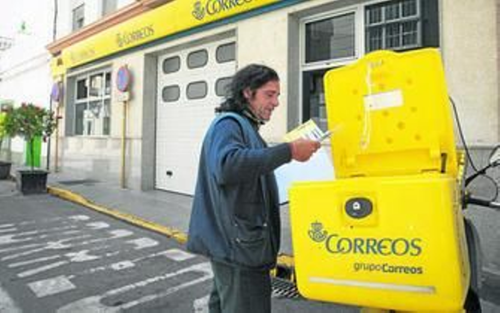 Un cartero frente a las oficinas de reparto de la calle Nuestra Señora de los Remedios, en una foto de archivo.