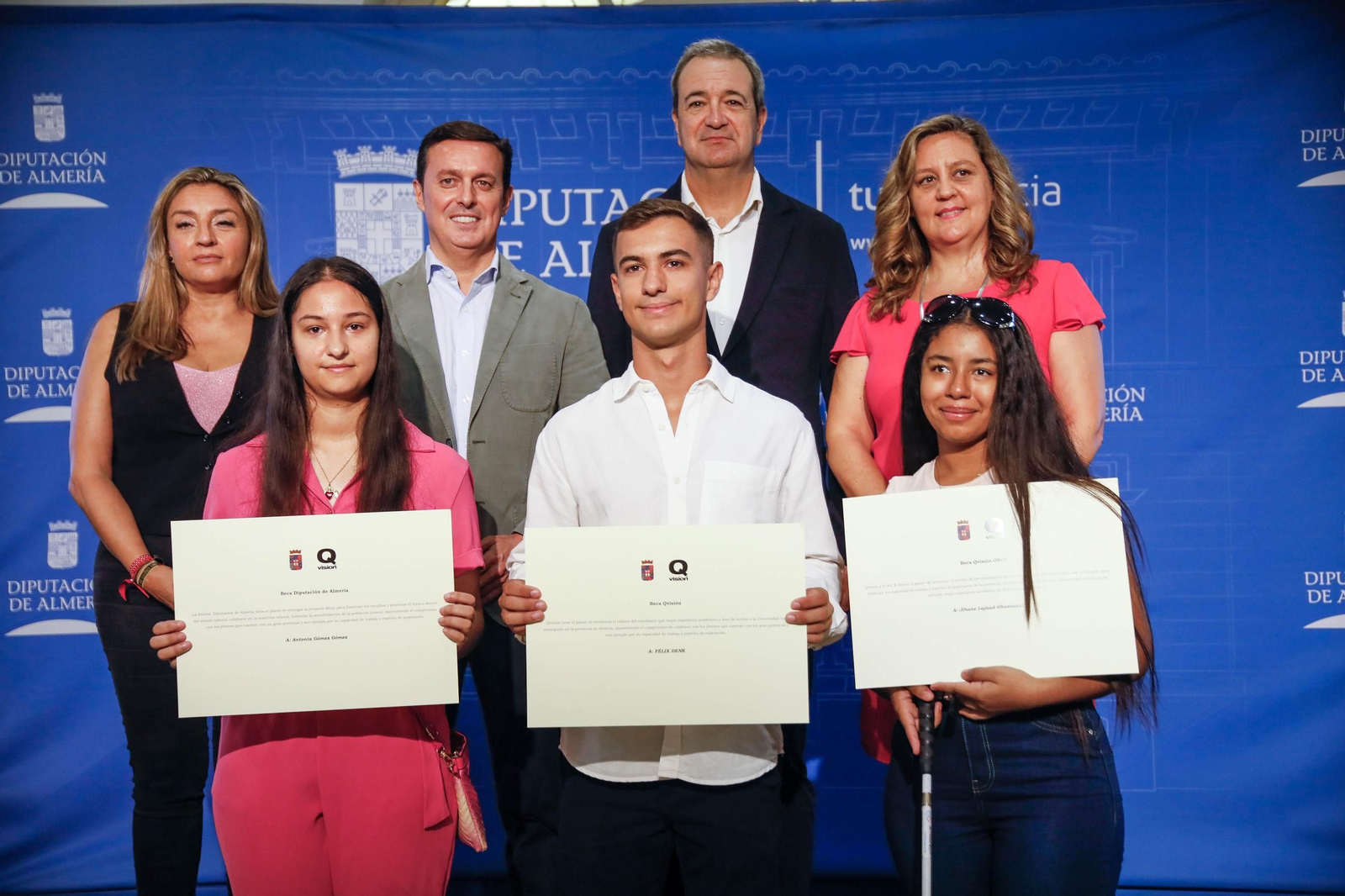 Antonia Gómez, Félix Denk y Jihane Lajaad recibiendo los diplomas de sus becas.