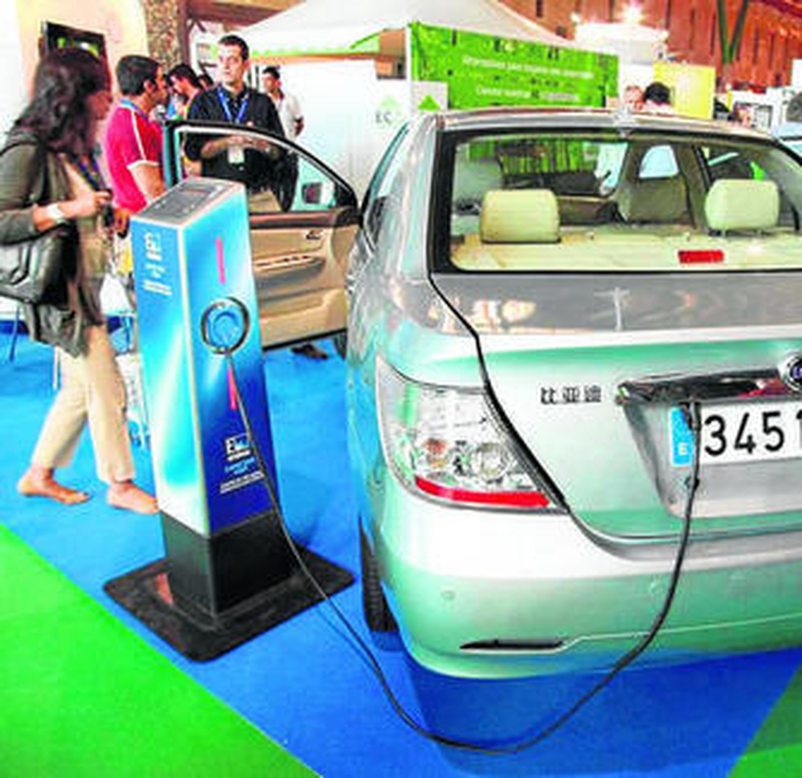Recarga eléctrica a un vehículo, en el salón de 'Greencities'.