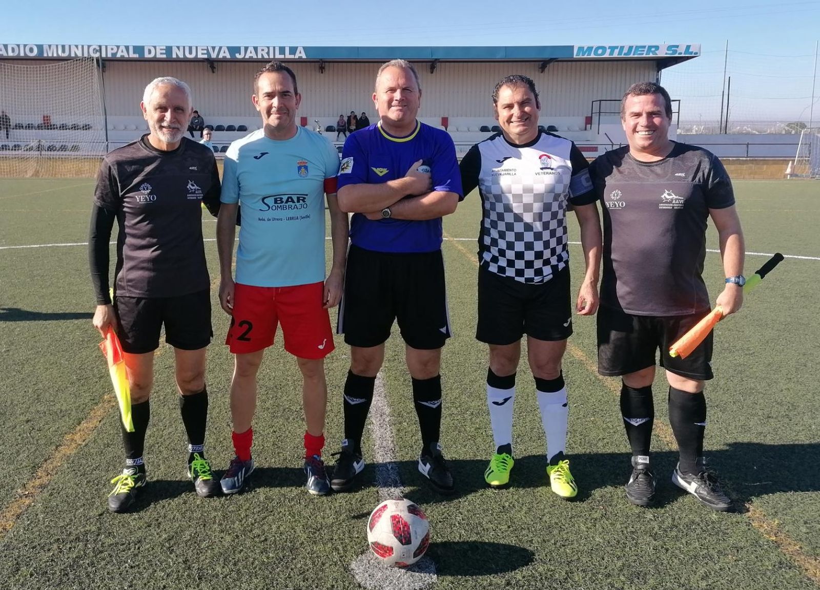 Los capitanes del Nueva Jarilla y Lebrija posan con el trío arbitral.