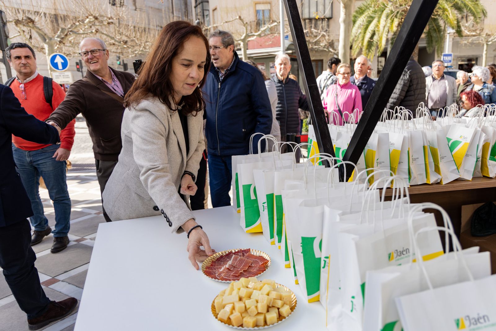 Izado de la Bandera de Andalucía y en un desayuno molinero en Jaén