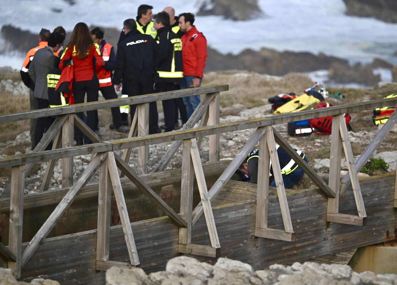 Servicios de emergencias trabajan en la zona de la playa de El Bocal, en Santander, tras el colapso de una pasarela el 3 de marzo de 2026, suceso que ha provocado varias víctimas y ha activado un amplio operativo de rescate en la costa cántabra. Foto: Nacho Cubero.