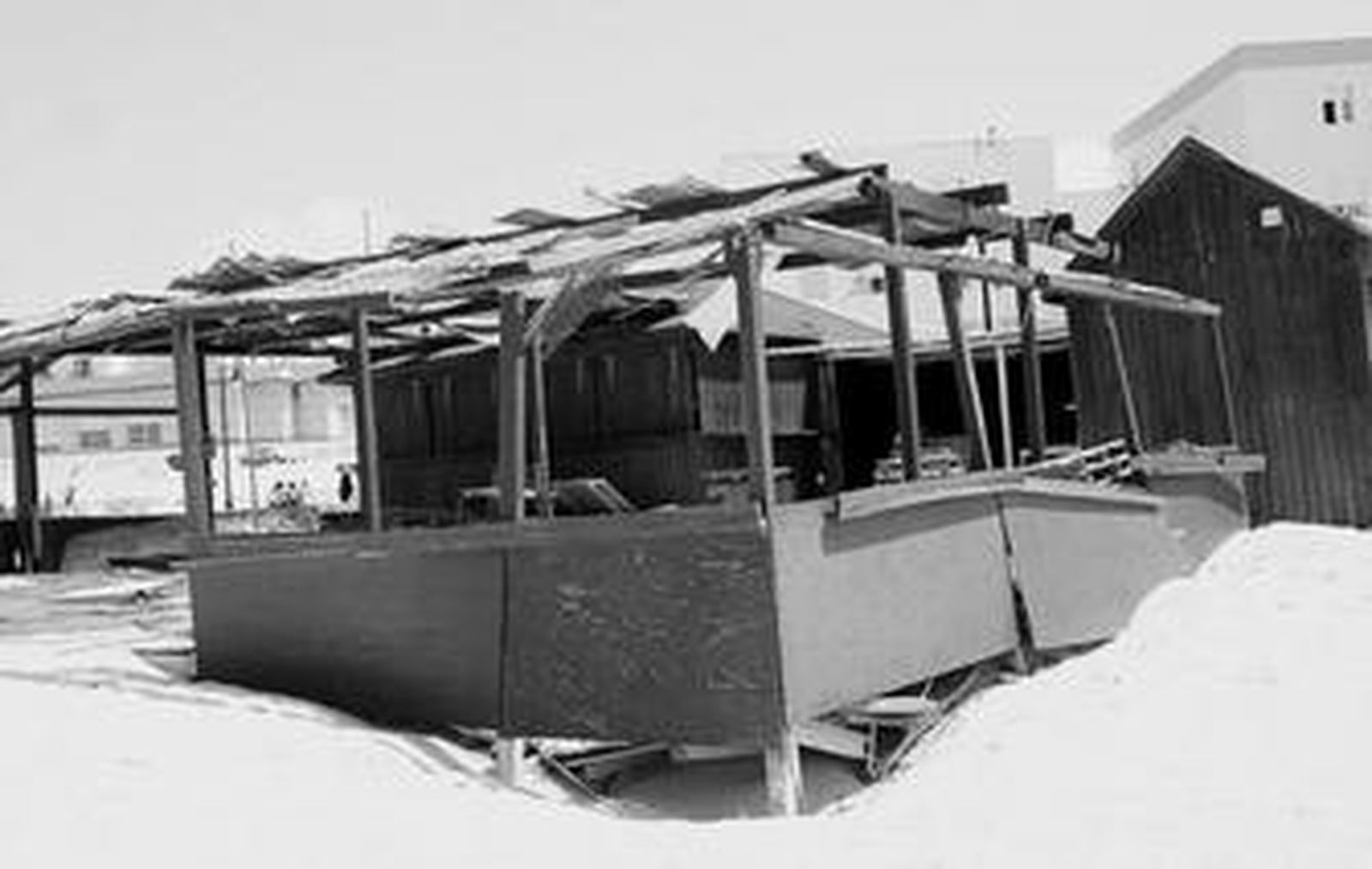 Costas clausura un chiringuito en Los Lances por insalubre y peligroso