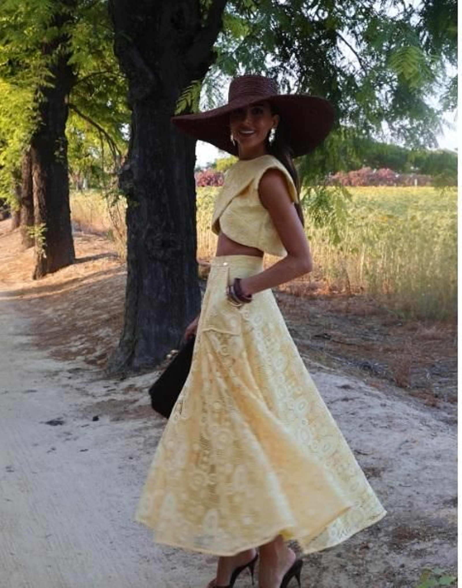 Rocío Osorno con un conjunto dos piezas en amarillo mantequilla de su propia firma. Rocío Osorno con un conjunto dos piezas en amarillo mantequilla de su propia firma.