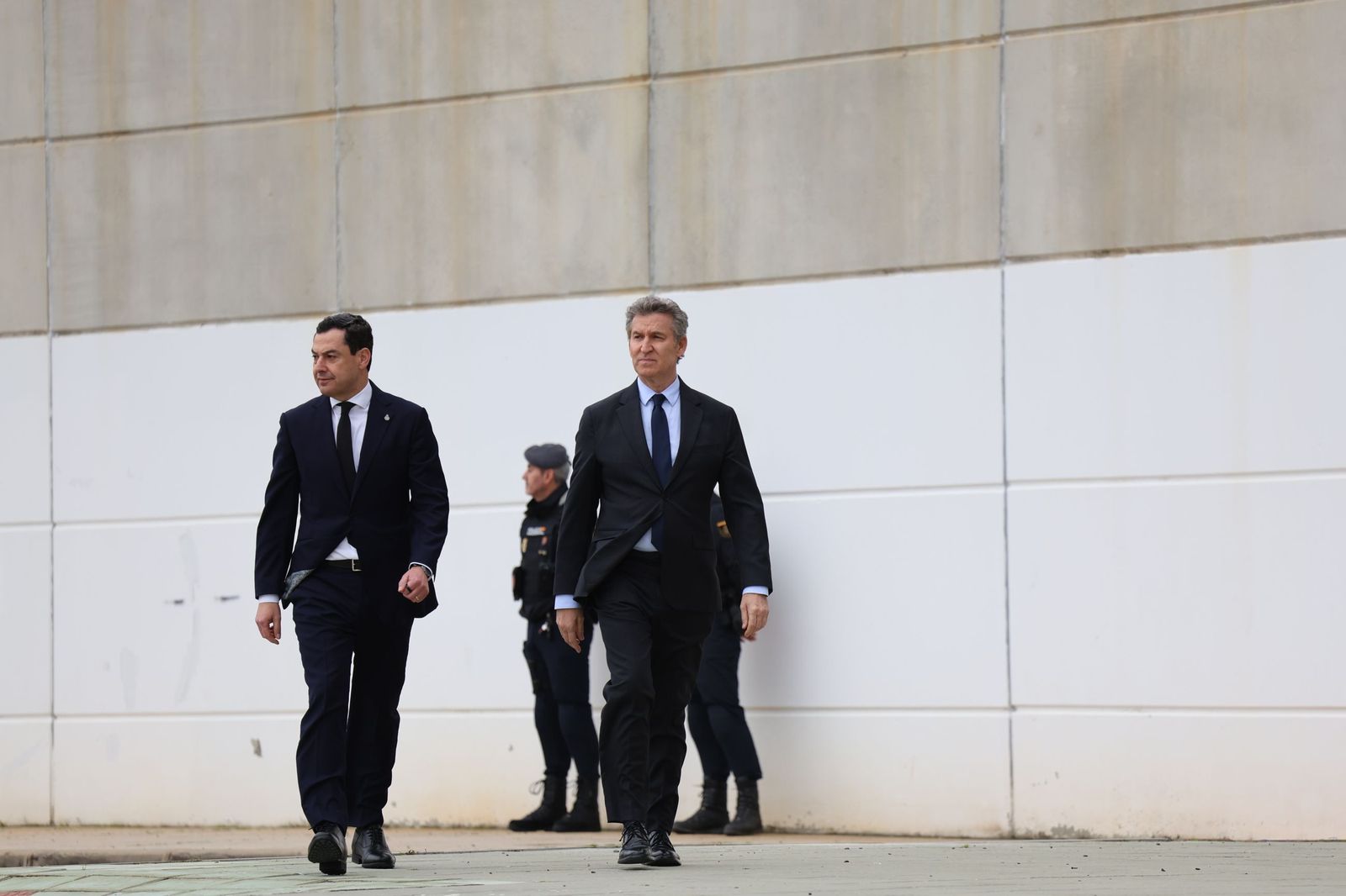 Fotografías de la llegada de Juanma Moreno, Feijóo y todas las autoridades al funeral por las víctimas de Adamuz en Huelva
