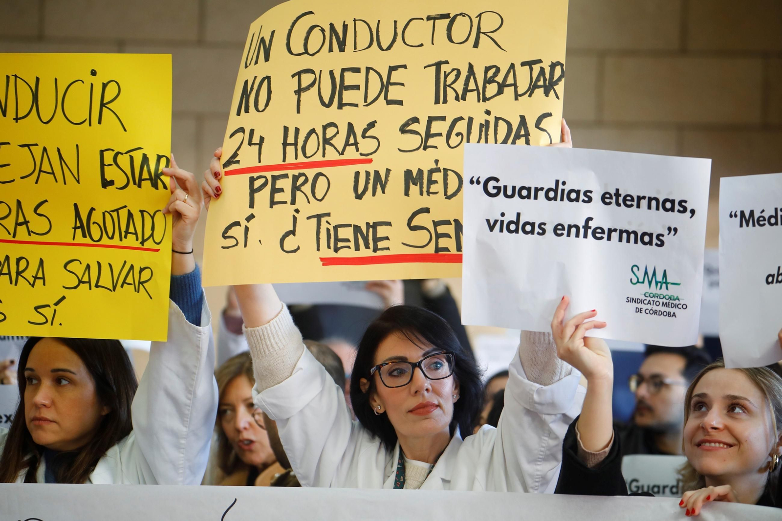 La concentración por la huelga de médicos en Córdoba contra el Estatuto Marco, en imágenes
