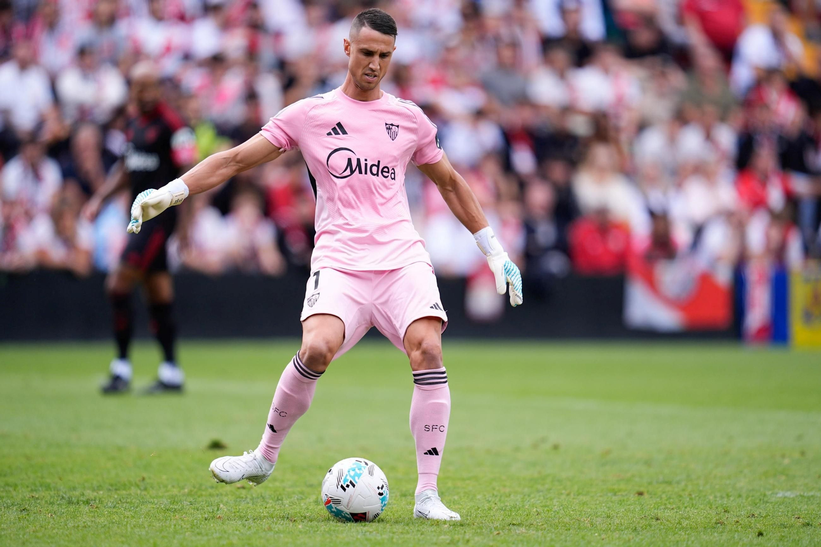 Odysseas Vlachodimos golpea el balón antes del Rayo Vallecano-Sevilla.