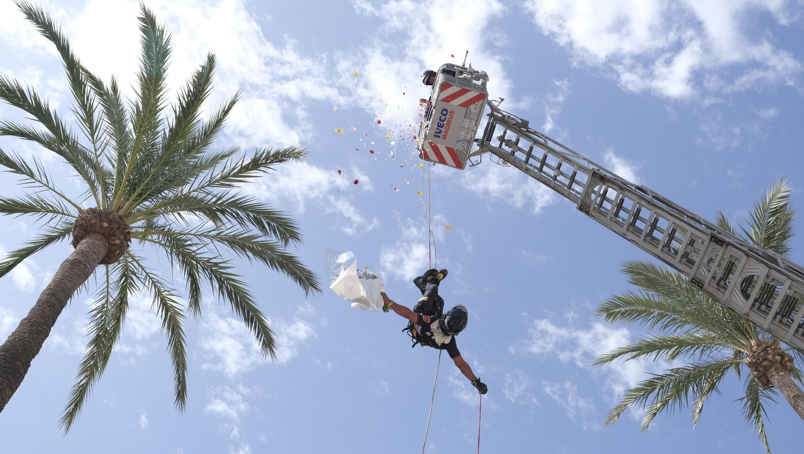 Ofrenda floral a la Virgen del Mar en la Feria de Almería 2024, en imágenes