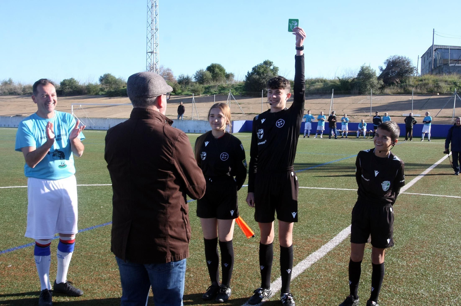 Imágenes del partido homenaje a los árbitros históricos de fútbol de Huelva