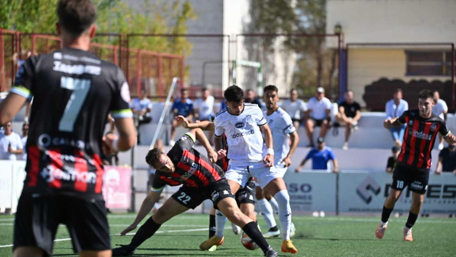 Iván Acosta pugna por el balón con el local Moya. Iván Acosta pugna por el balón con el local Moya.