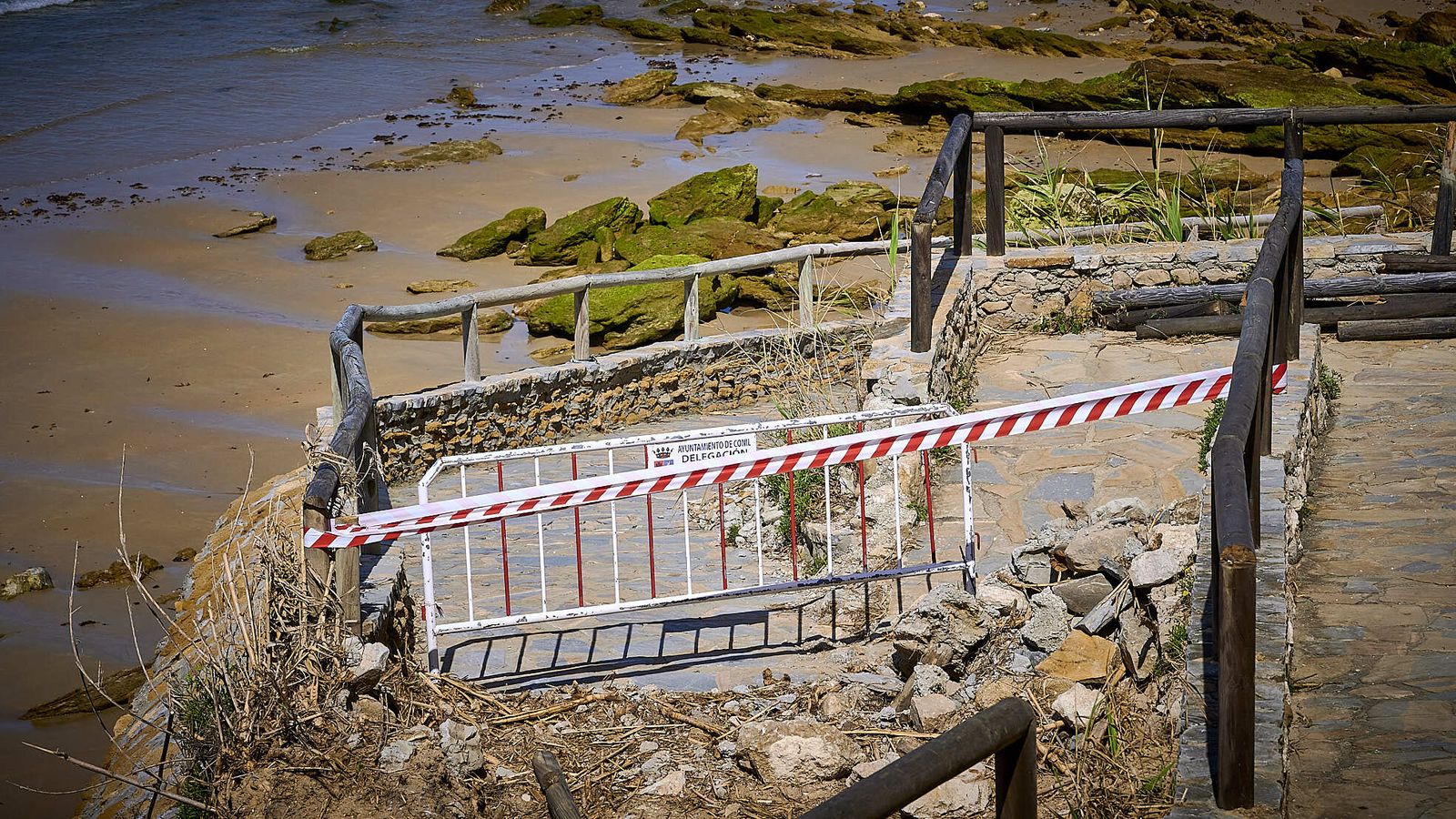 Playas de Conil. Acceso a la playa de Fuente del Gallo que permanece en reparación.