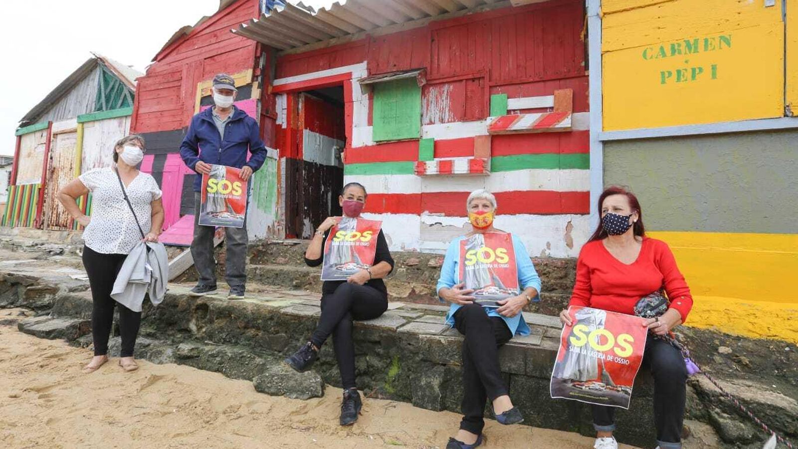 Los ocupantes de las casetas, el viernes, durante la improvisada protesta que se llevó a cabo tras recibir las notificaciones de Costas.