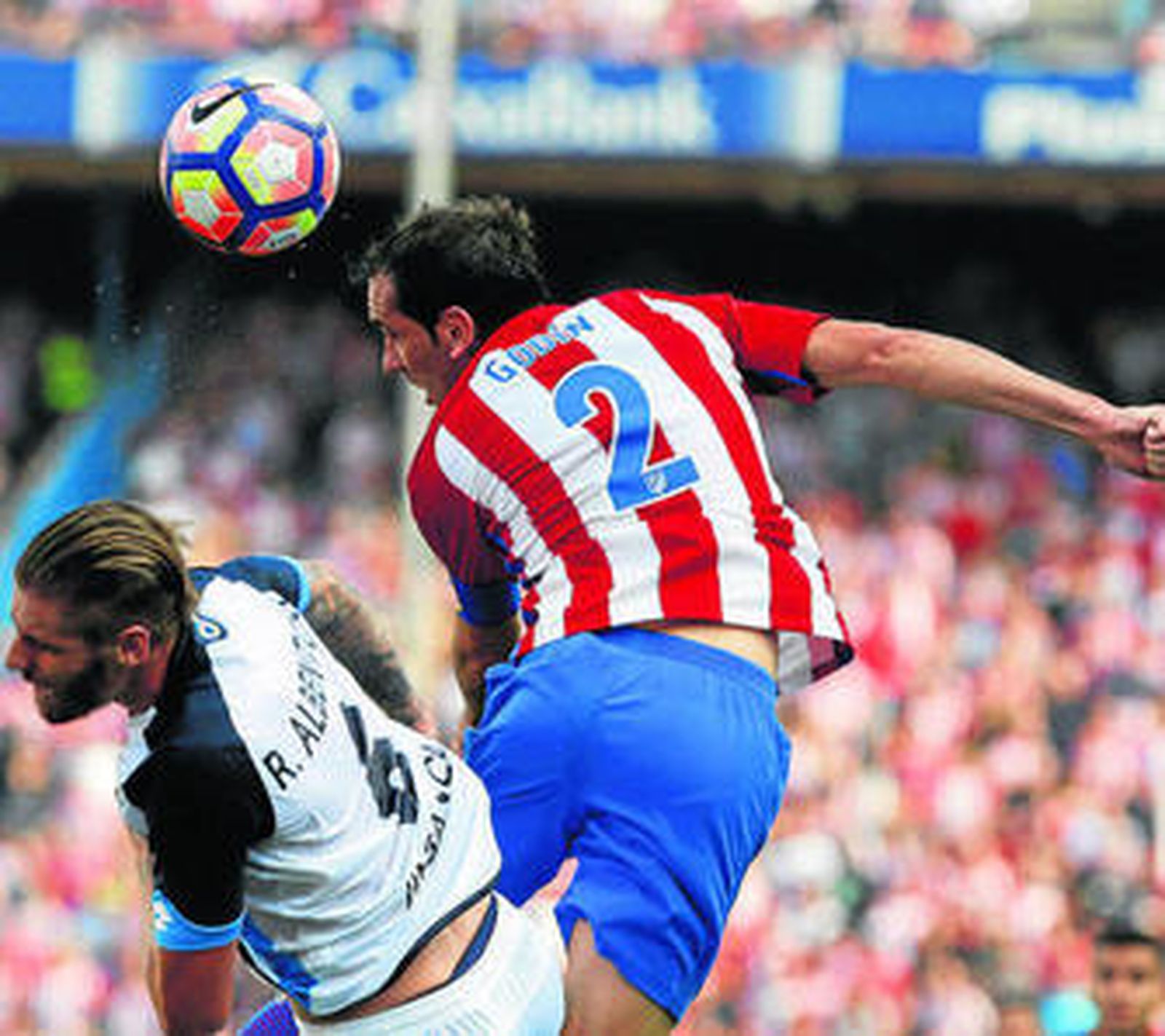 El capitán atlético, Godín, remata saltando por encima de Albentosa.