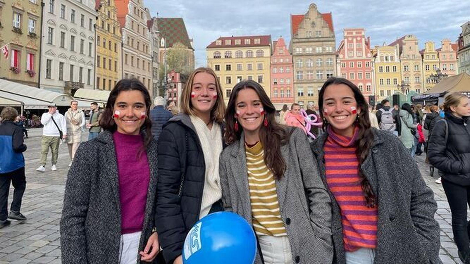 Carmen Fernández, estudiante de la US, junto a varias de sus compañeras de Erasmus, en Polonia.