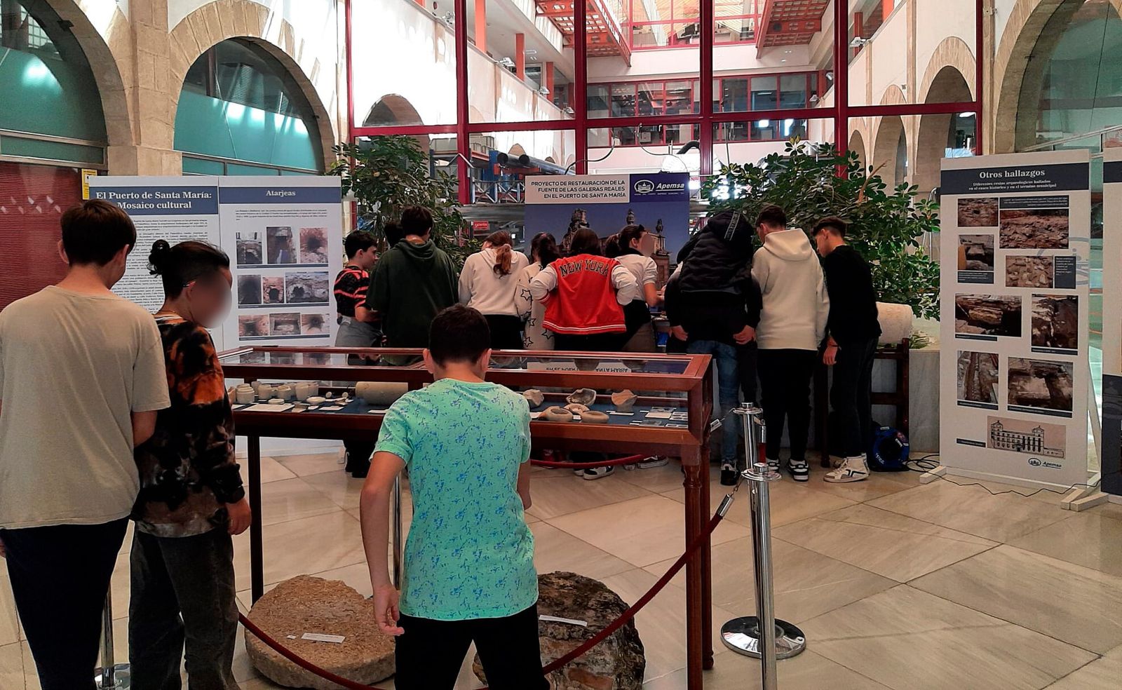 Alumnos del instituto portuense Mar de Cádiz, durante su visita a la muestra.