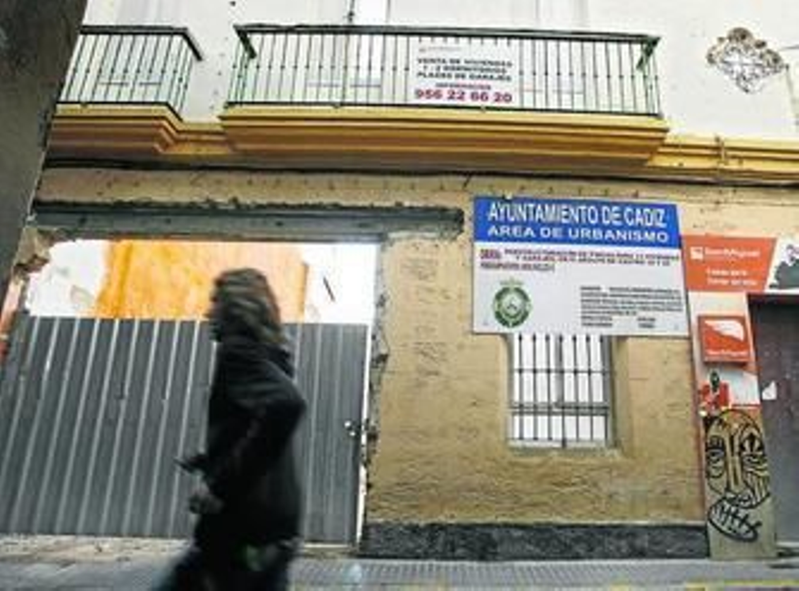 En esta finca de la calle Adolfo de Castro, de la que solo queda la fachada, es donde se construirá un hotel con encanto.