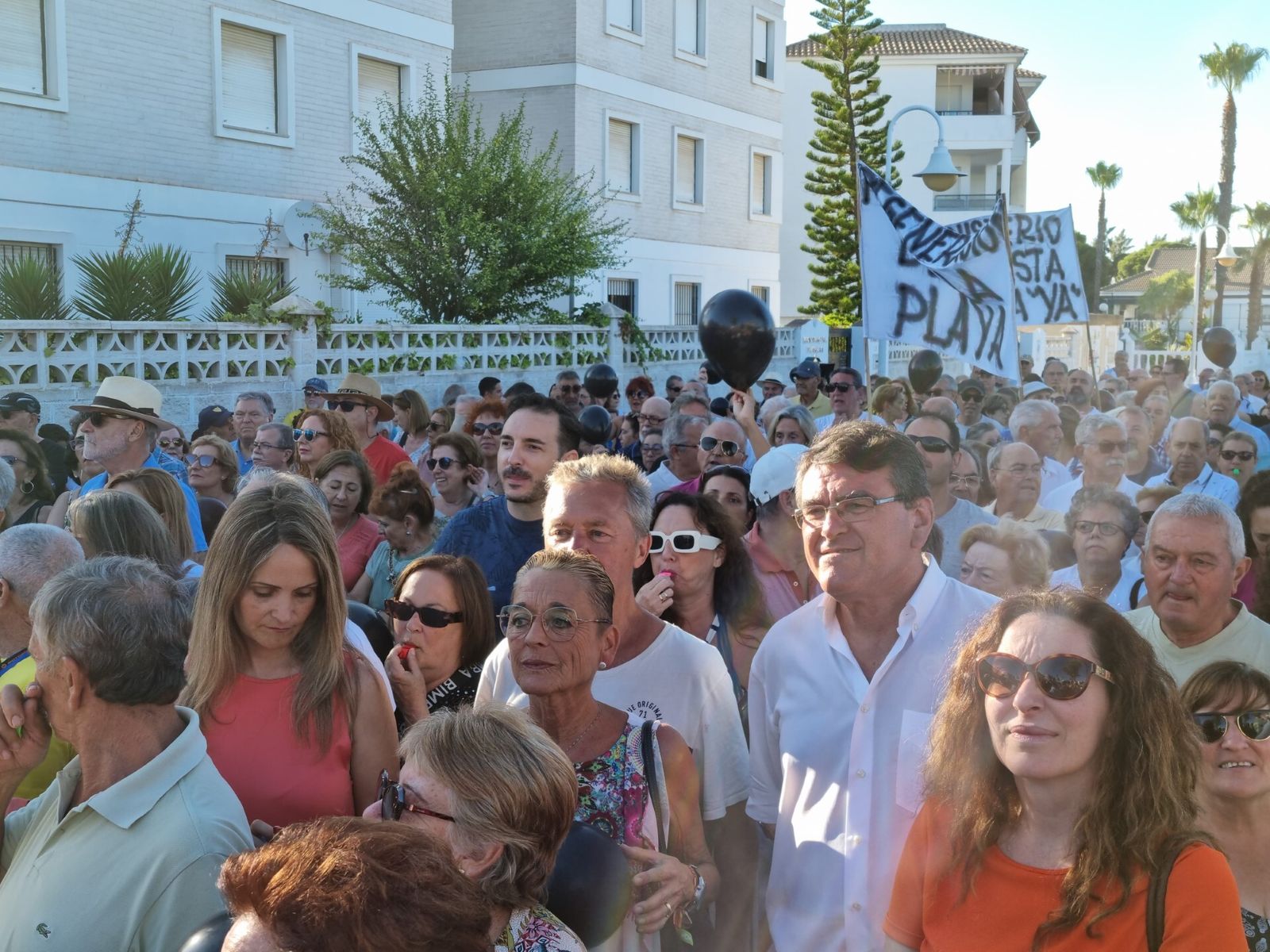 Los miembros de Vox en la manifestación por la regeneración de las playa de El Portil.