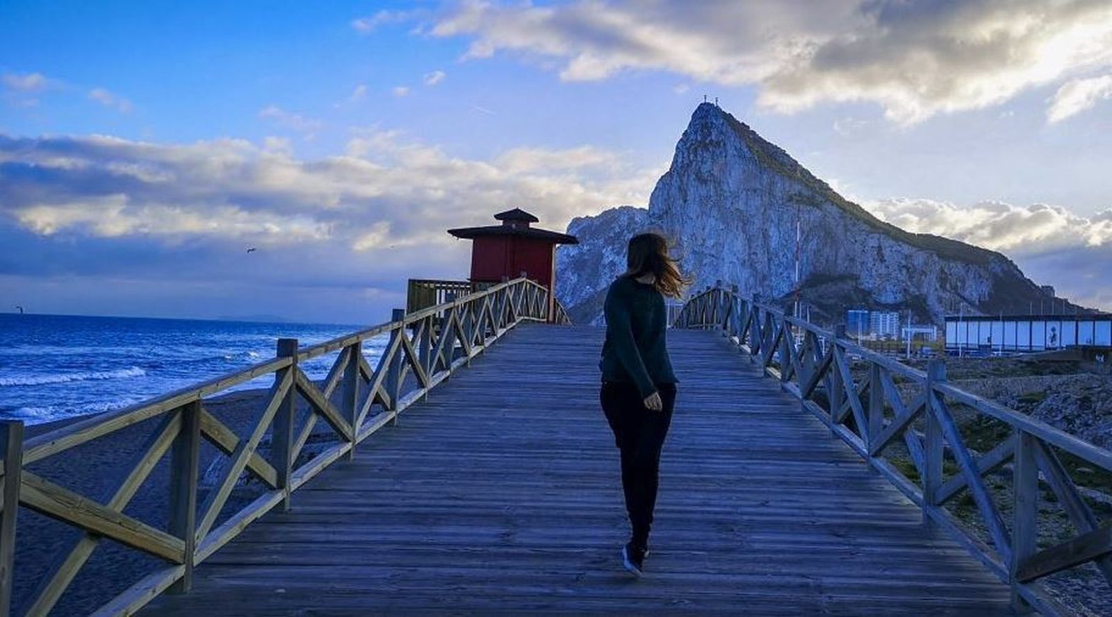 Una ciudadana, en la pasarela de la playa de Santa Bárbara en La Línea