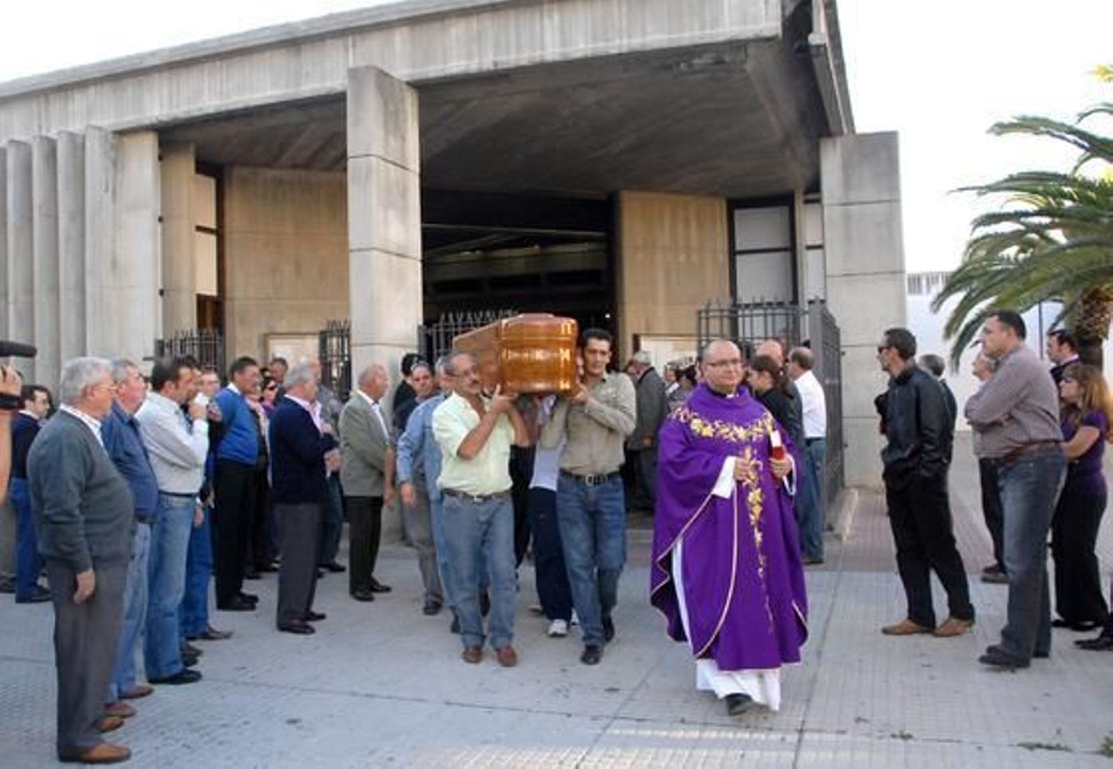 Amigos y familiares dan su último adiós al funcionario del Ayuntamiento isleño Manuel Pereira Fontao, asesinado el sábado.

Foto: Rioja