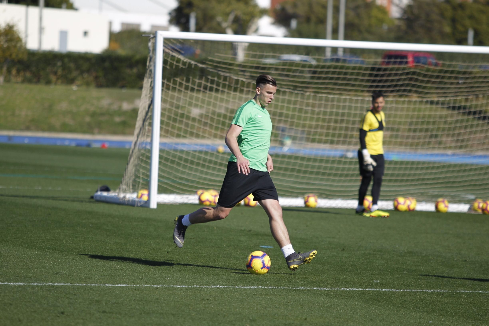 Demirovic llegó para competir con Álvaro Giménez y está quedando en un bluf