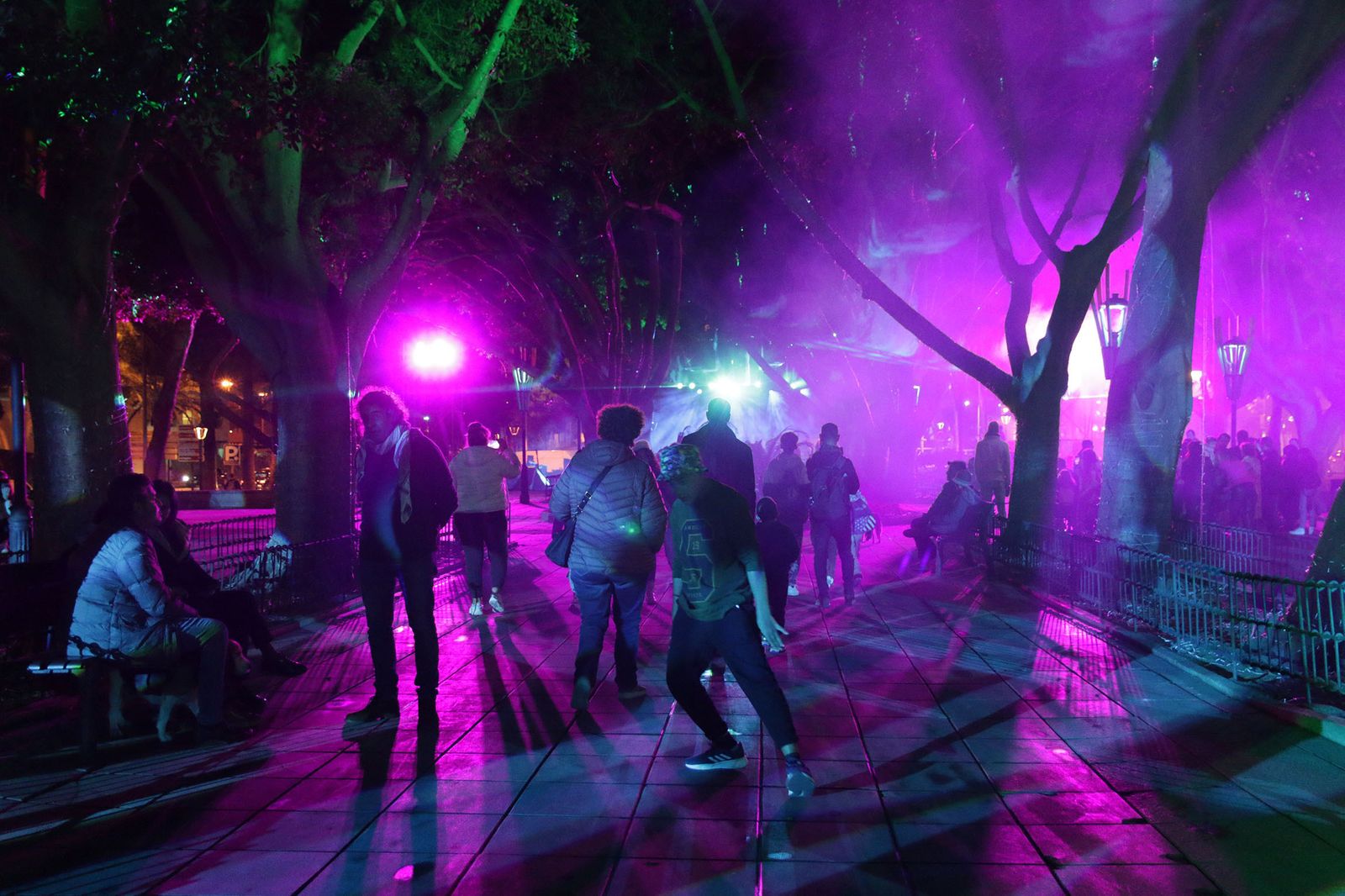 Así brilla el parque Nicolás Salmerón con el espectáculo 'Posidonia'