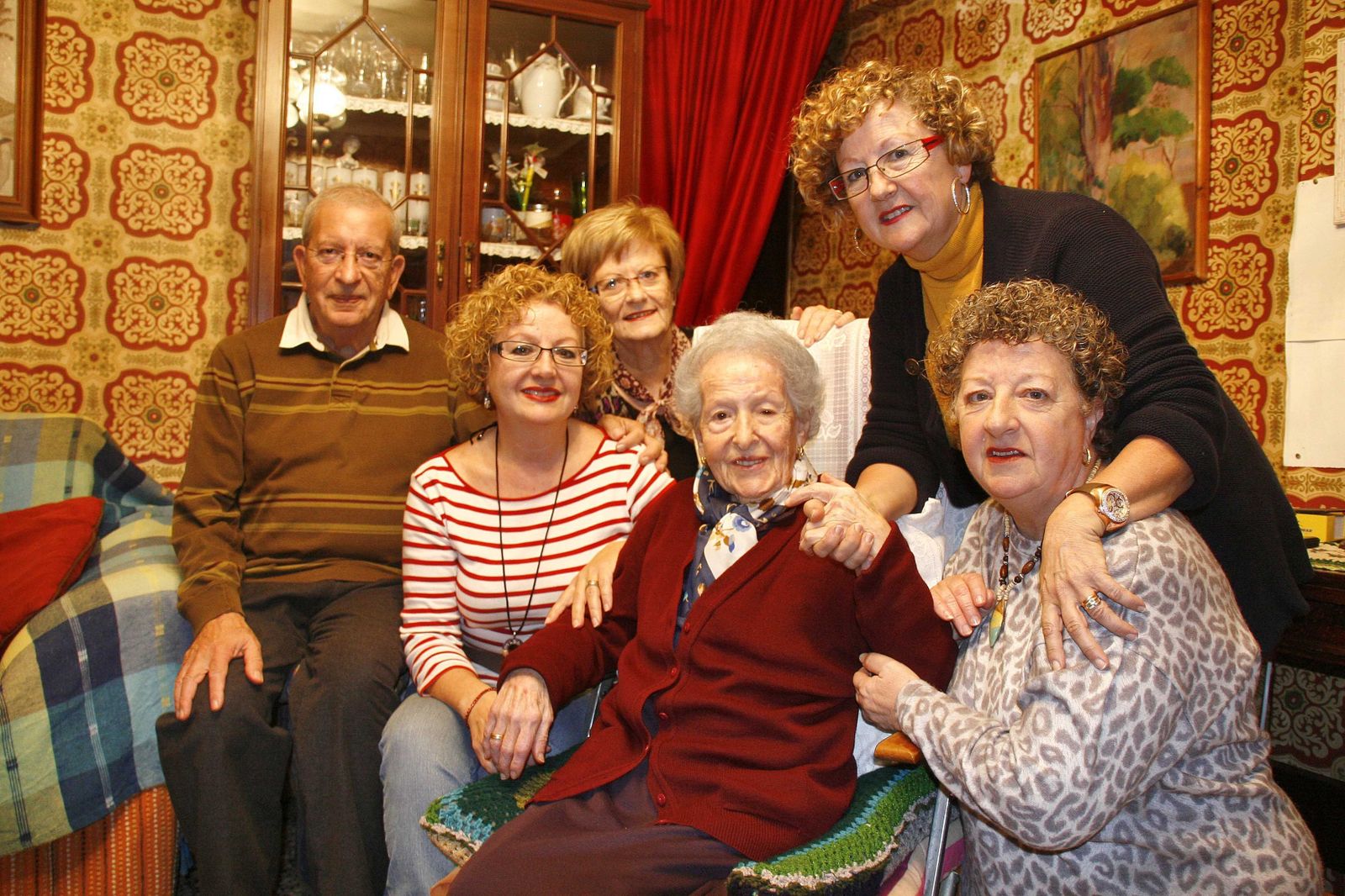 Emilia, con sus hijos, cuando cumplía cien años