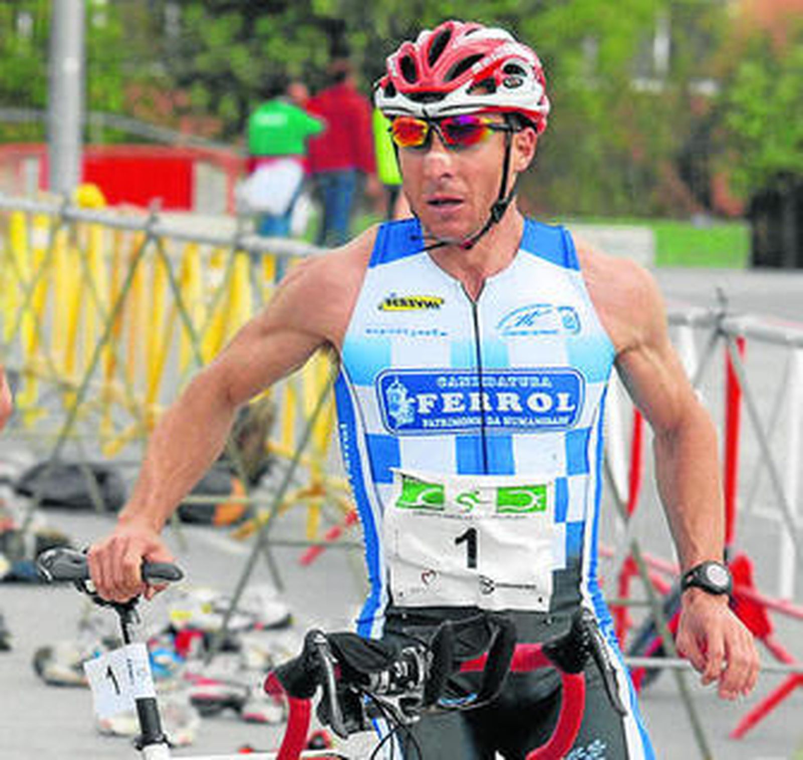Salvador Gil deja la bici para iniciar el tercer sector.