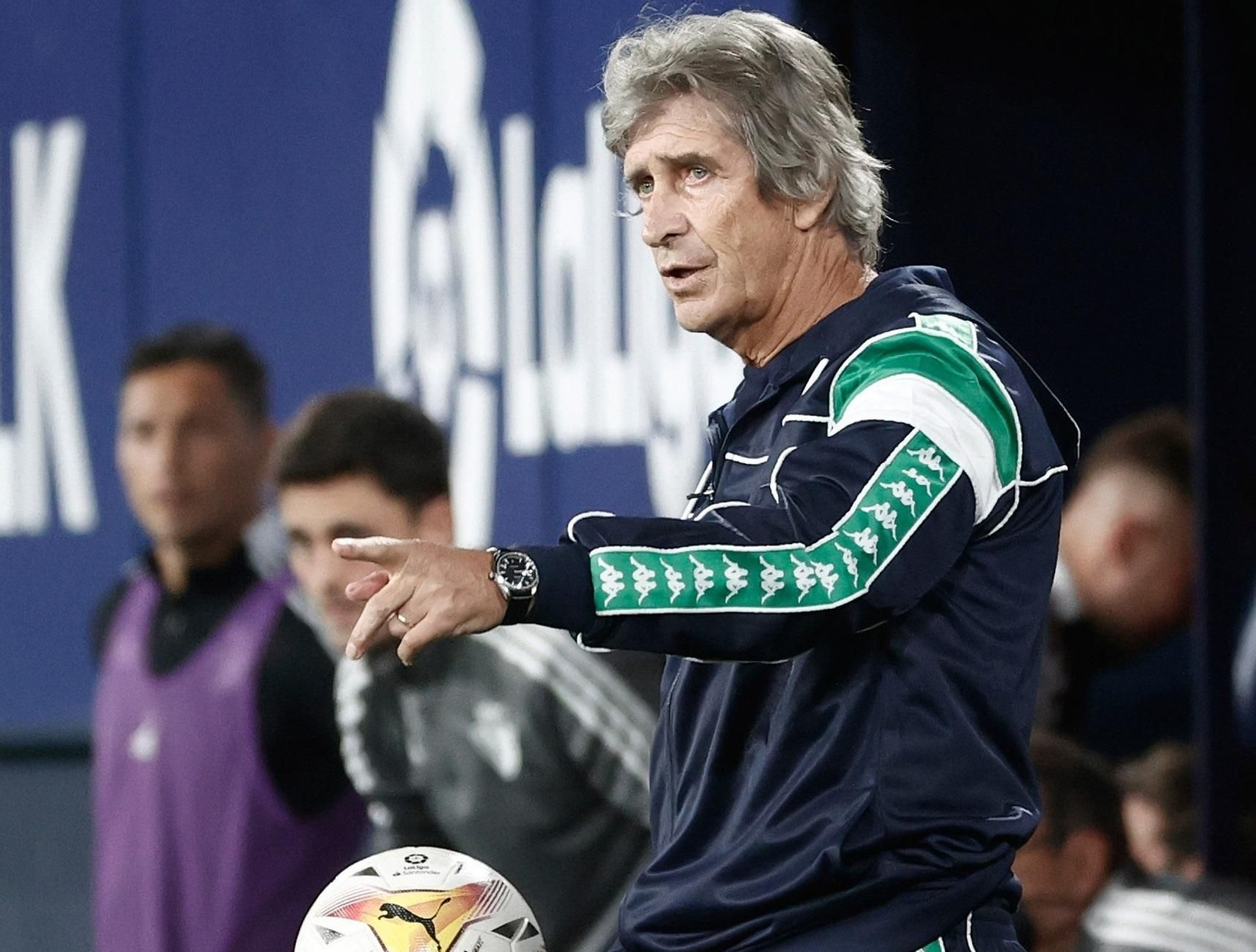 Pellegrini da órdenes a sus jugadores desde el área técnica.