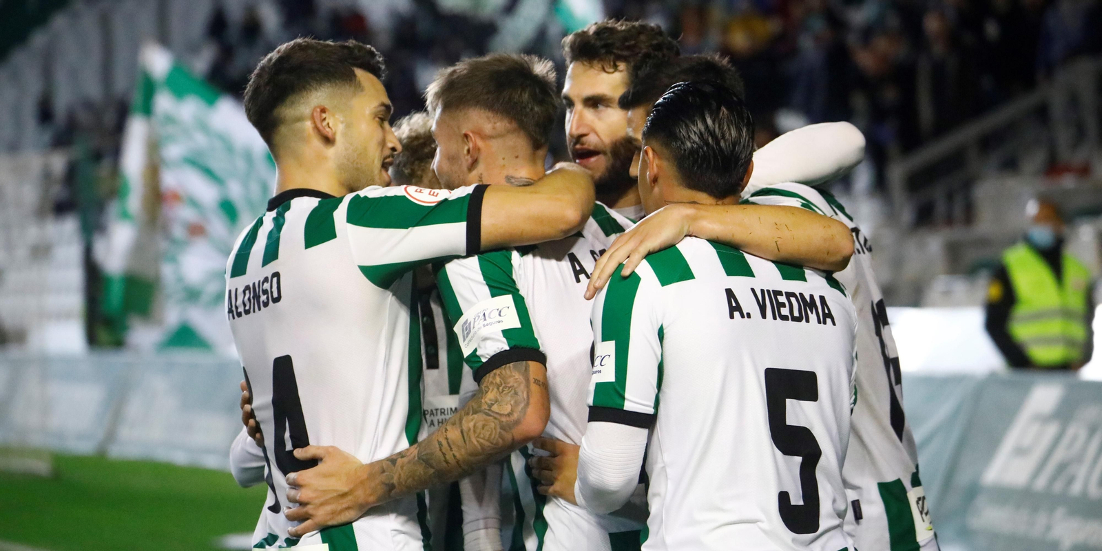 Los jugadores del Córdoba CF celebran un gol.