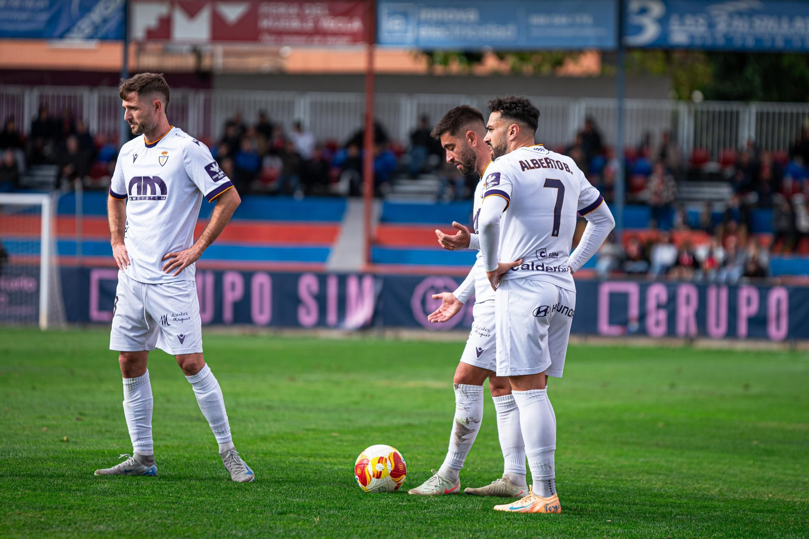 Connor, Mario Martos y Alberto Bernardo en una acción a balón parado ante el Yeclano.
