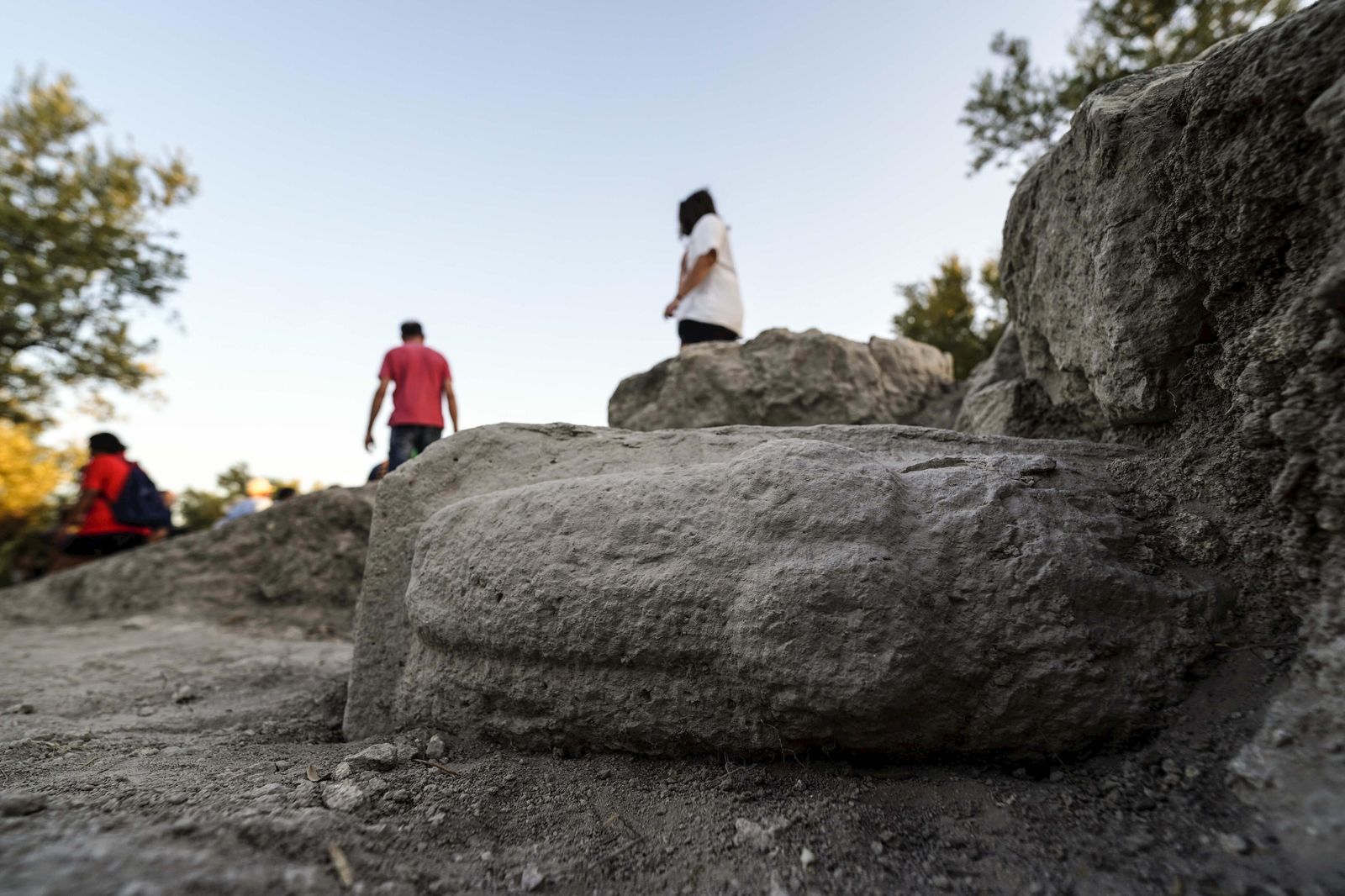 Vista del relieve fálico encontrado en el yacimiento de El Higuerón, en el municipio cordobés de Nueva Carteya.