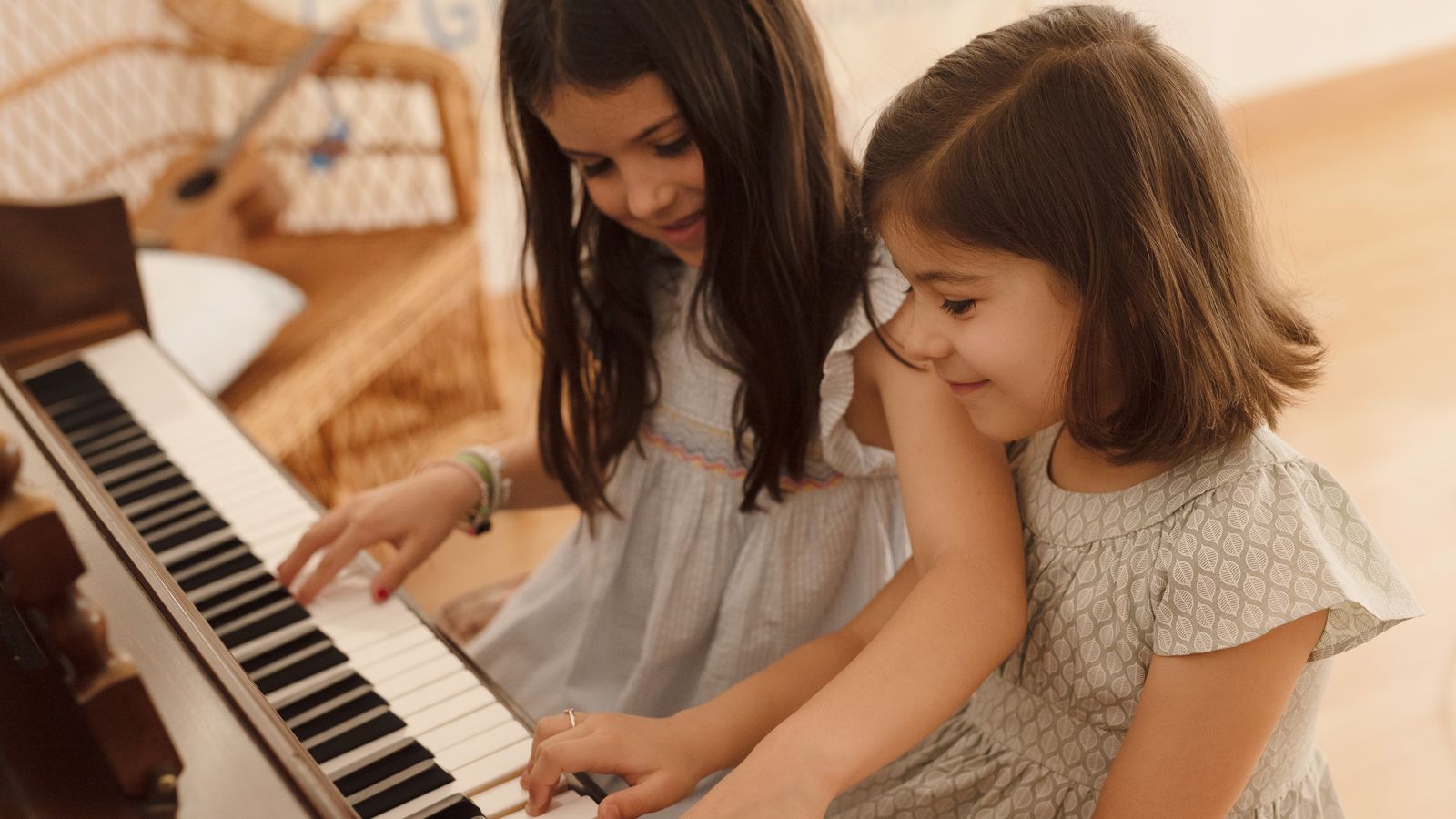 Dos alumnas de la escuela  de educación musical.