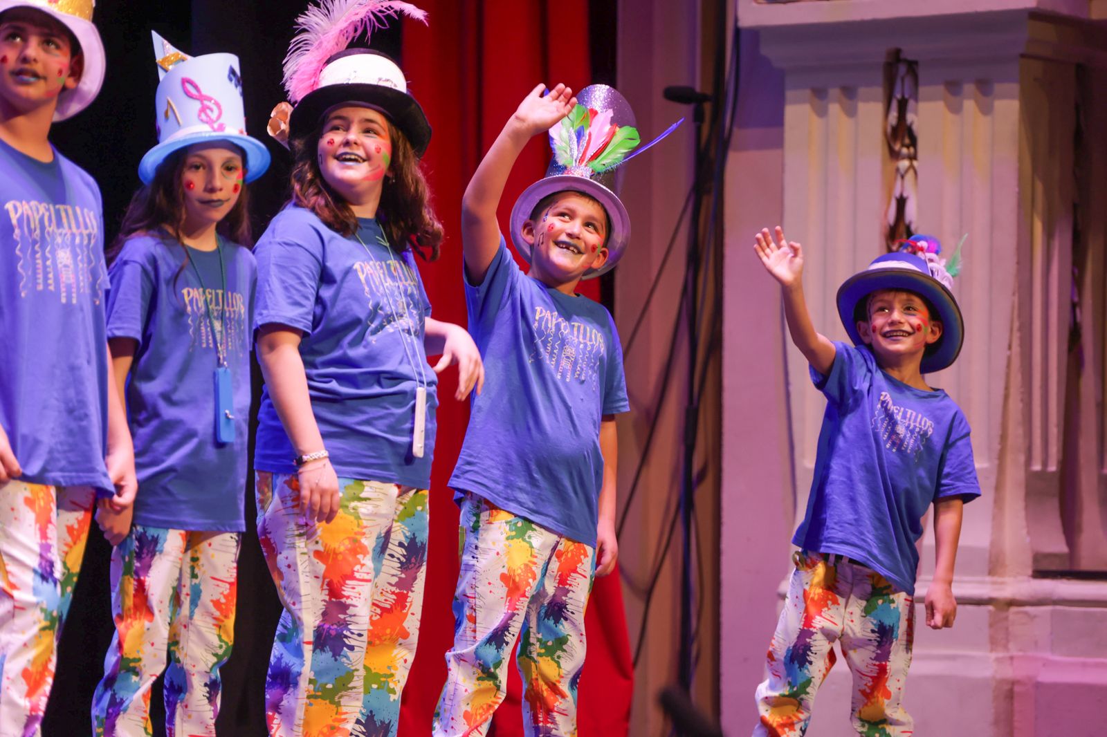 Imágenes de la actuación de la comparsa infantil de Huelva "La alegría de vivir" en el Carnaval Colombino