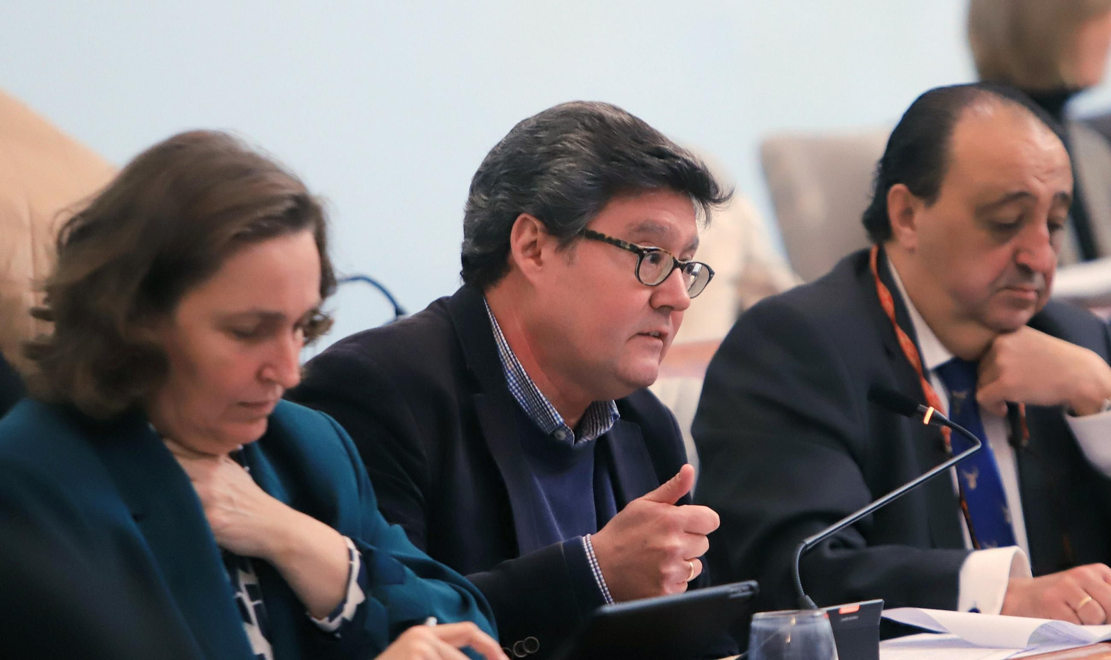 El jerezano José Ángel Aparicio, en el centro de la imagen, durante un pleno.