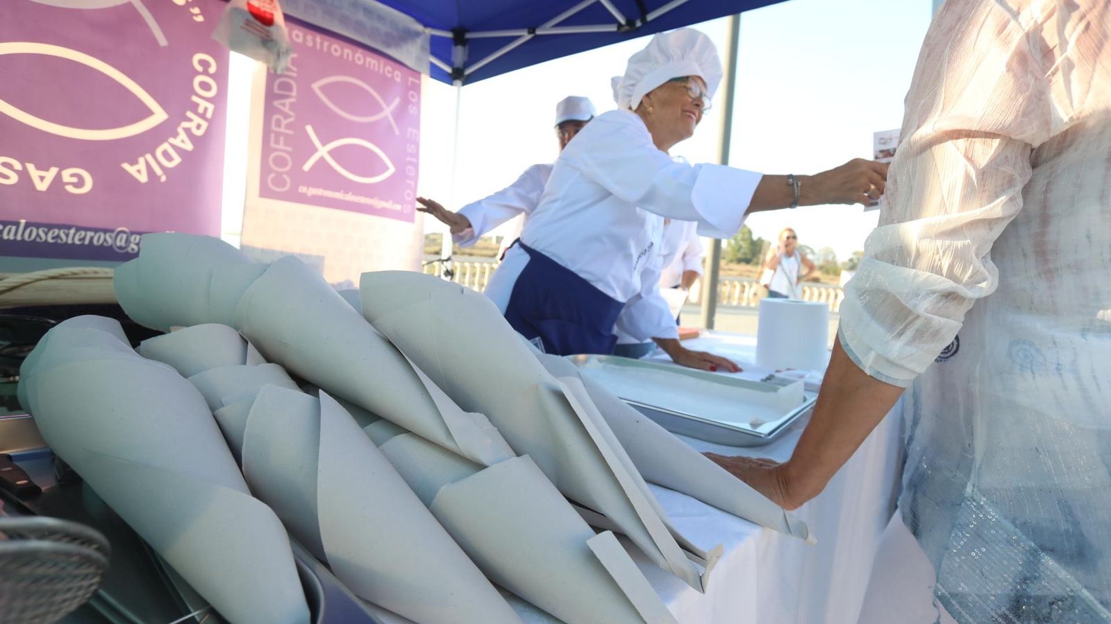 Repartiendo tortillitas de camarones, con la cofradía gastronómica Los Esteros.